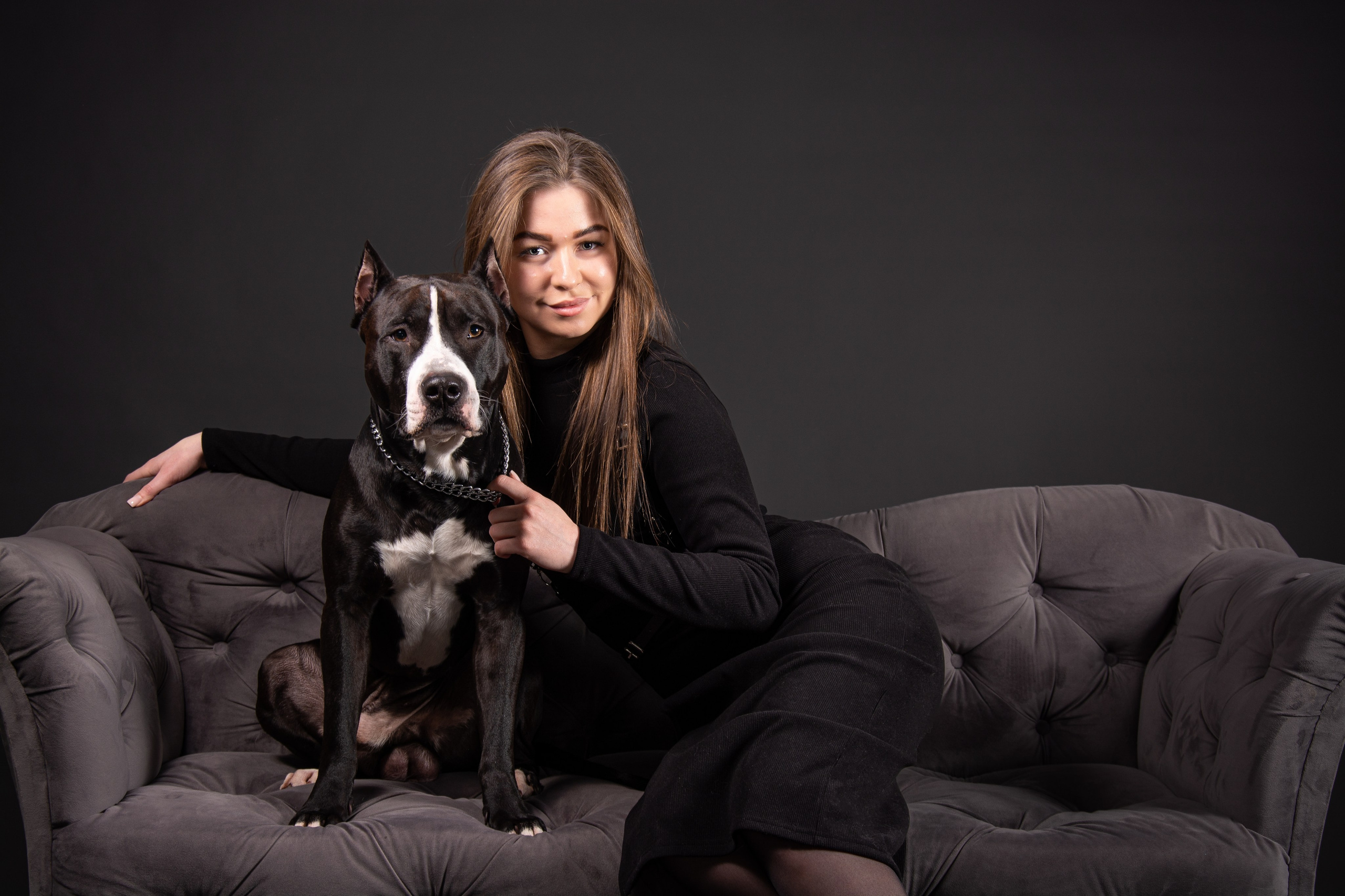 Фотограф в студии с собакой. Фотограф Макс Огурцов в Нижнем Новгороде