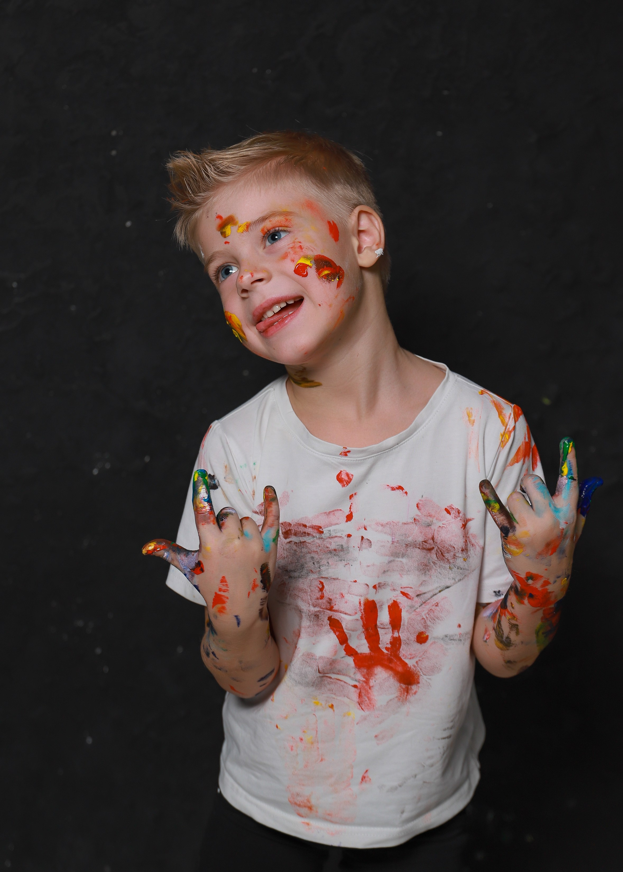 Младшие с красками. Фотограф Юлия Мальцева