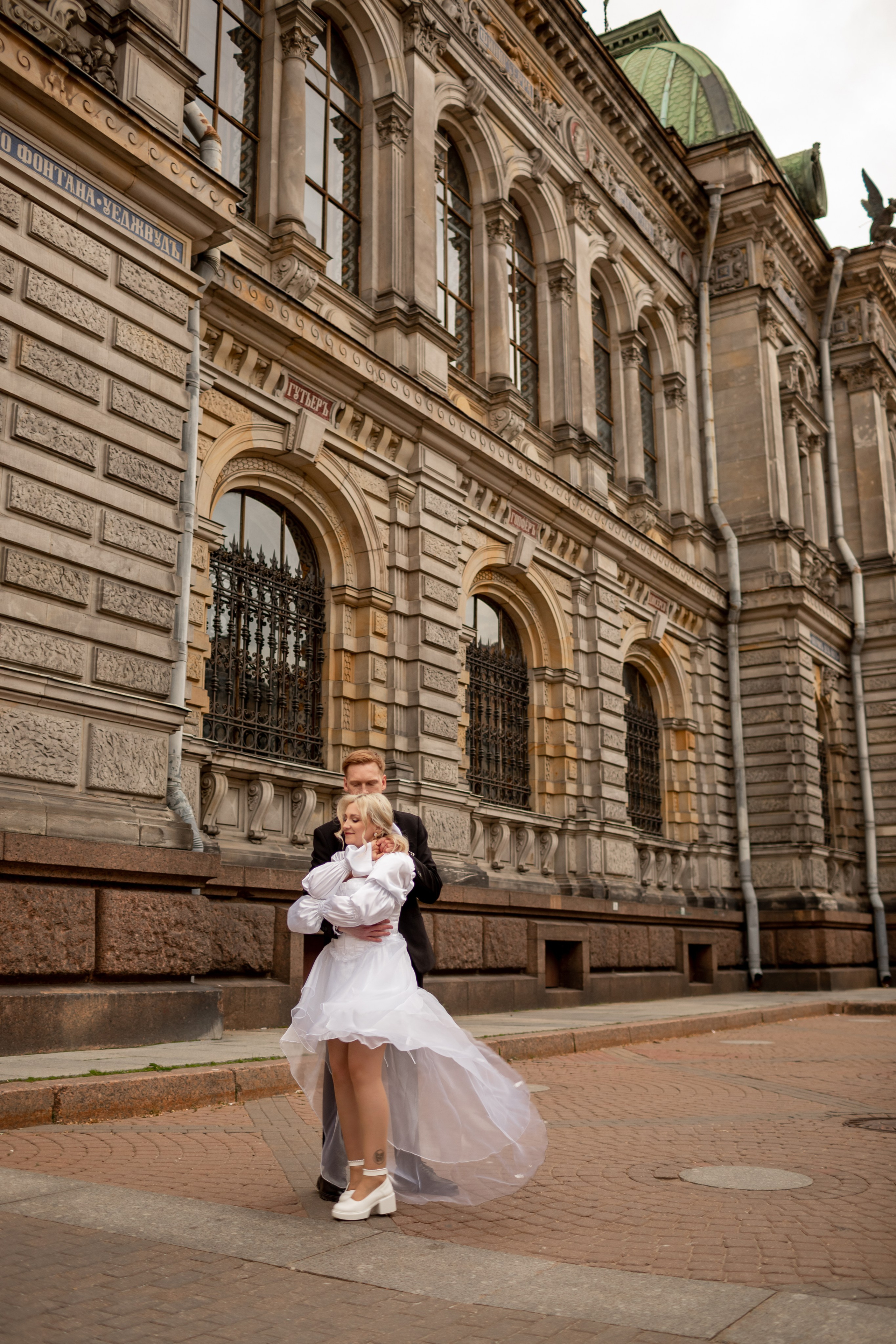 Свадебная фотопрогулка по улицам Петербурга. Свадебный фотограф Кирилл Белый