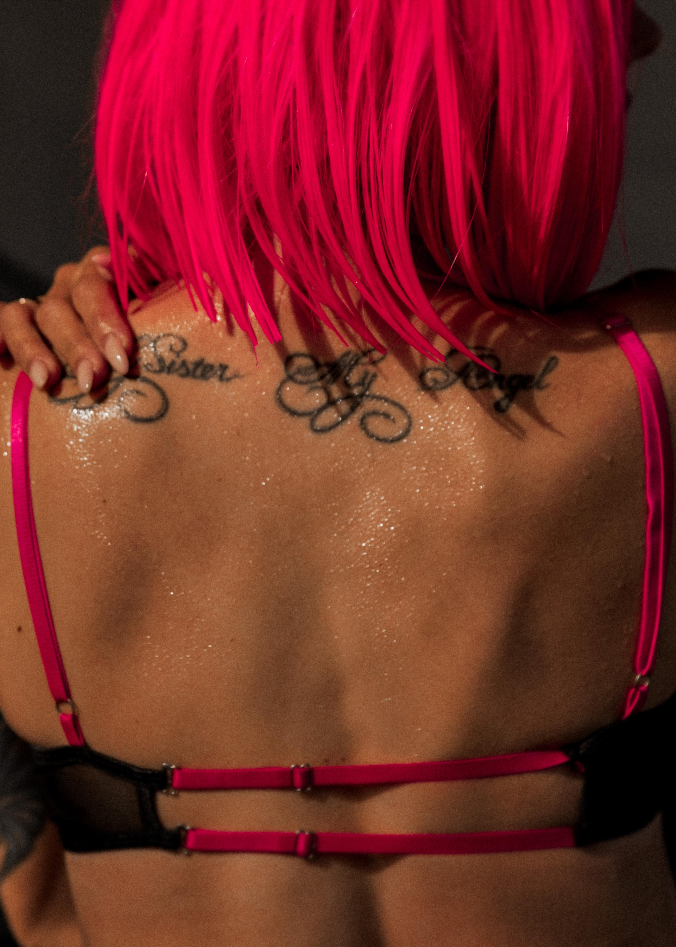 Неоновый взрыв на автомойке