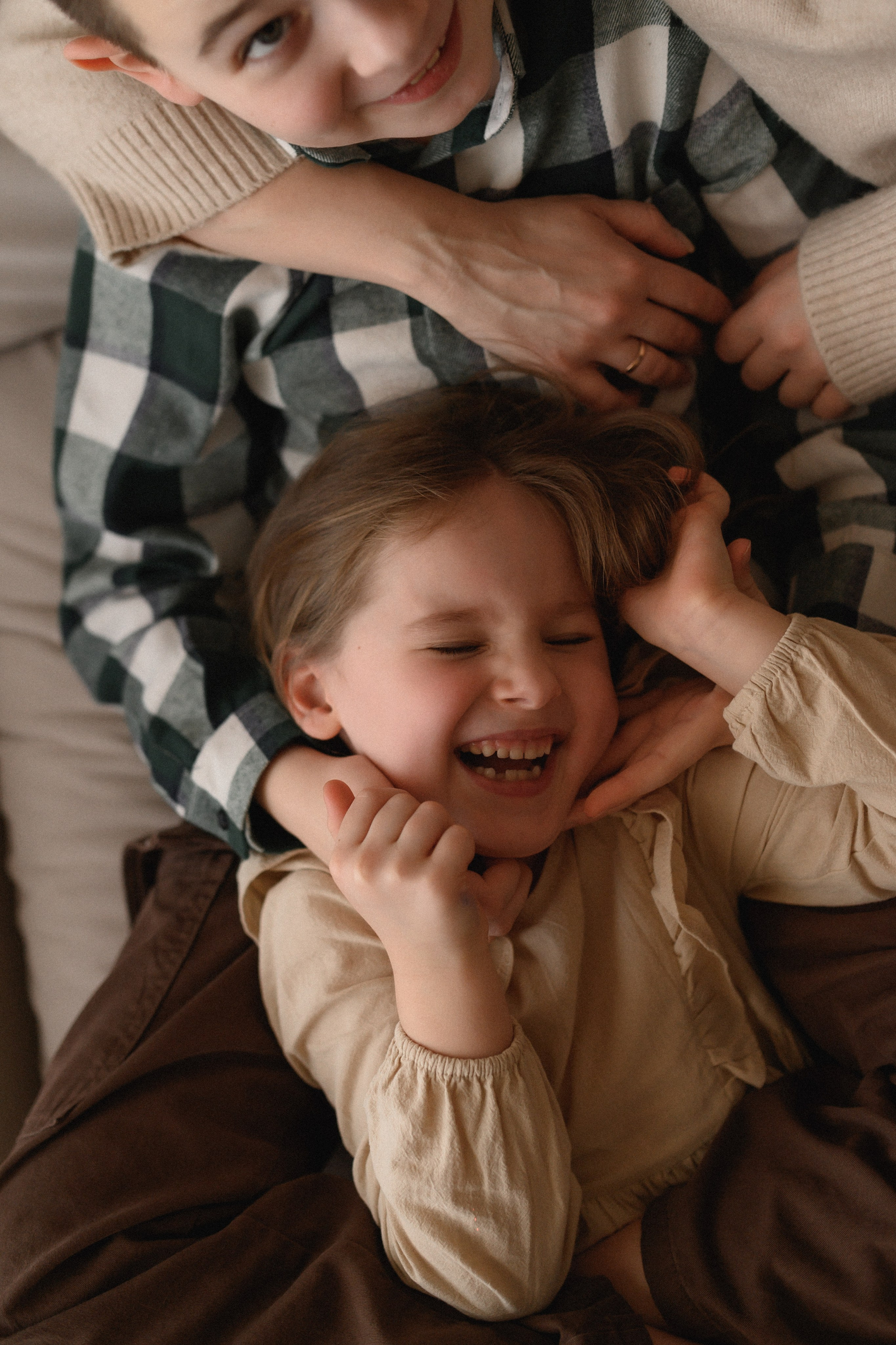 Валентин, Ирина, Евсей, Кира и Агата дома. Семейный и свадебный lifestyle-фотограф в Москве Мария Петрова