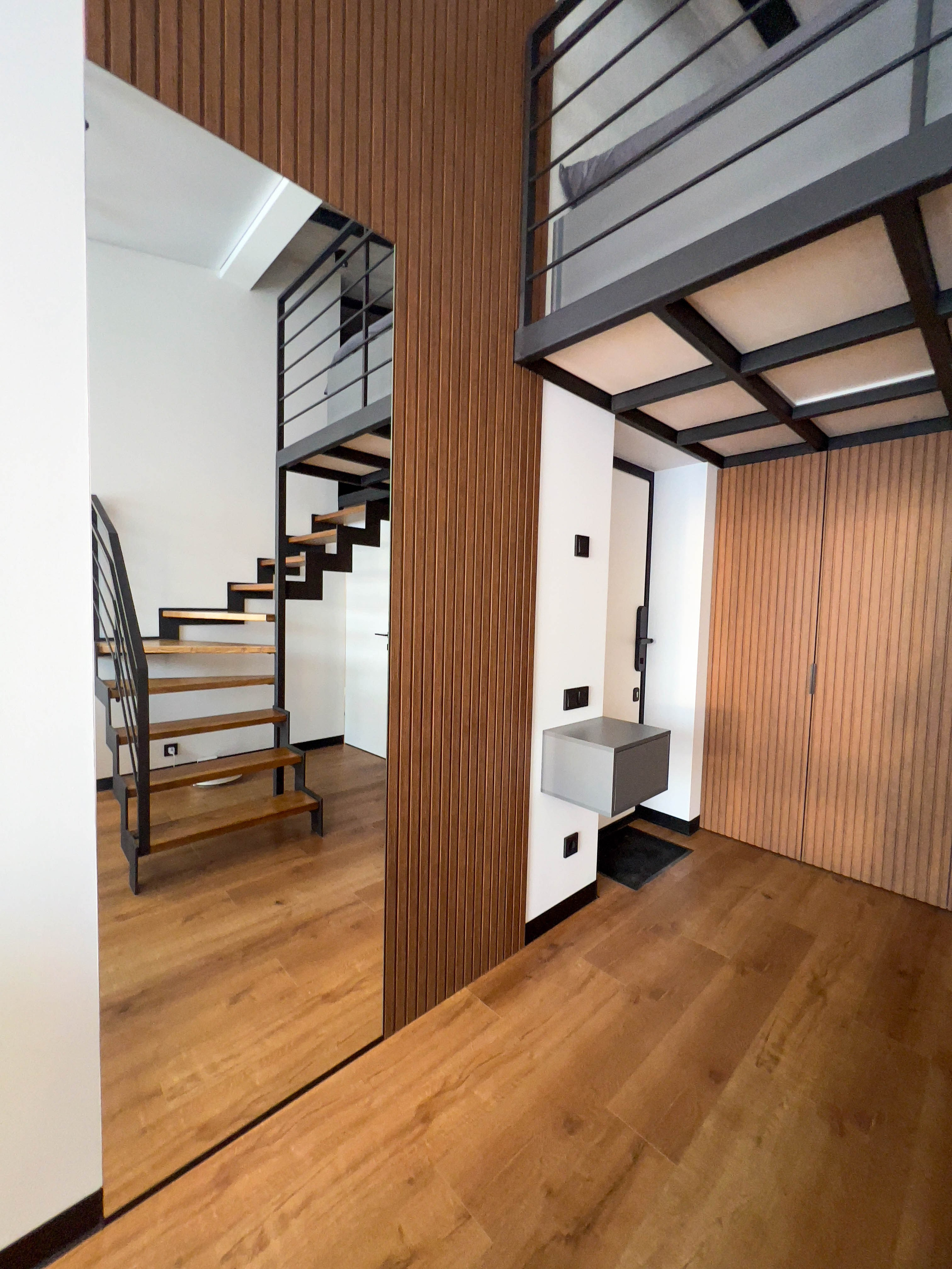 The apartment is on two levels. Fotograf Dmitrii Donets