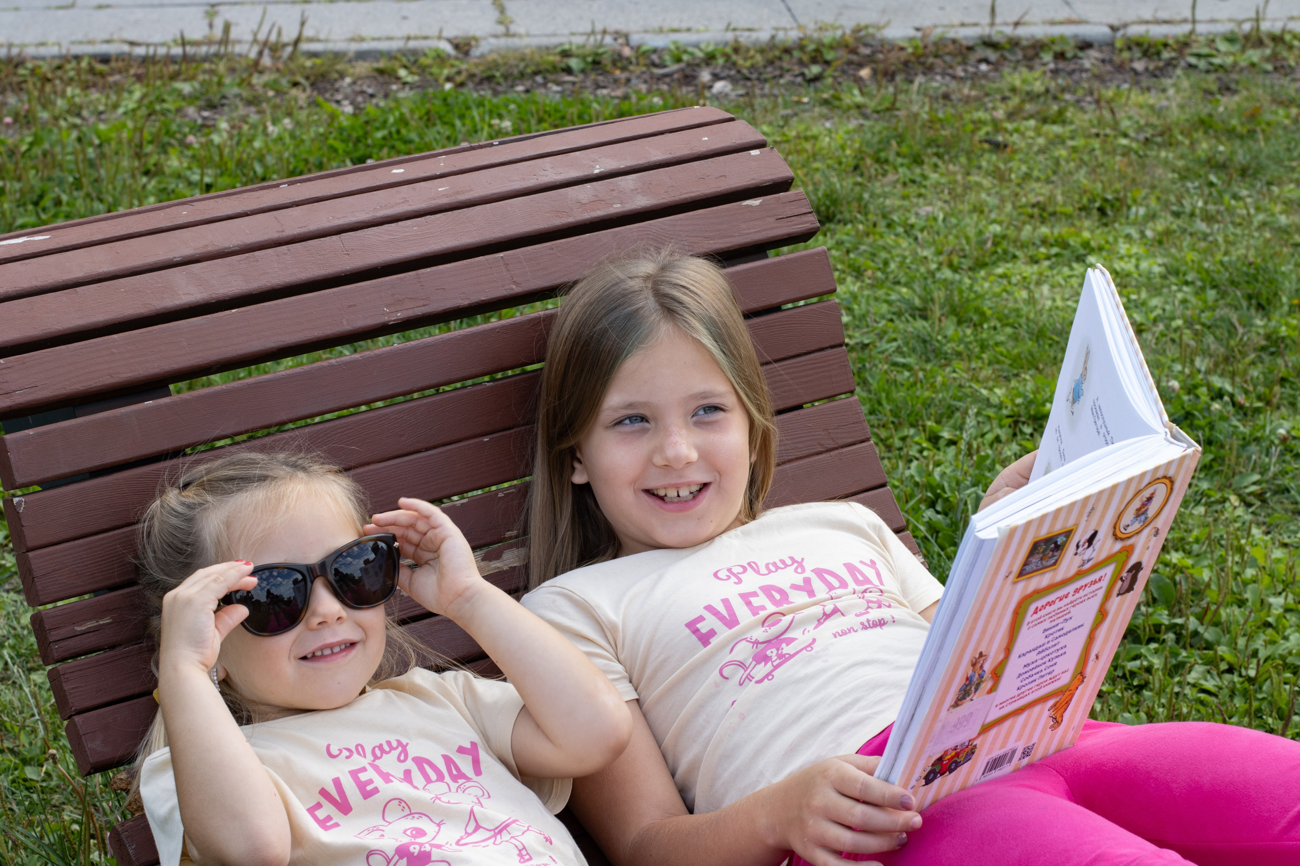 Две сестрички в парке. Главная