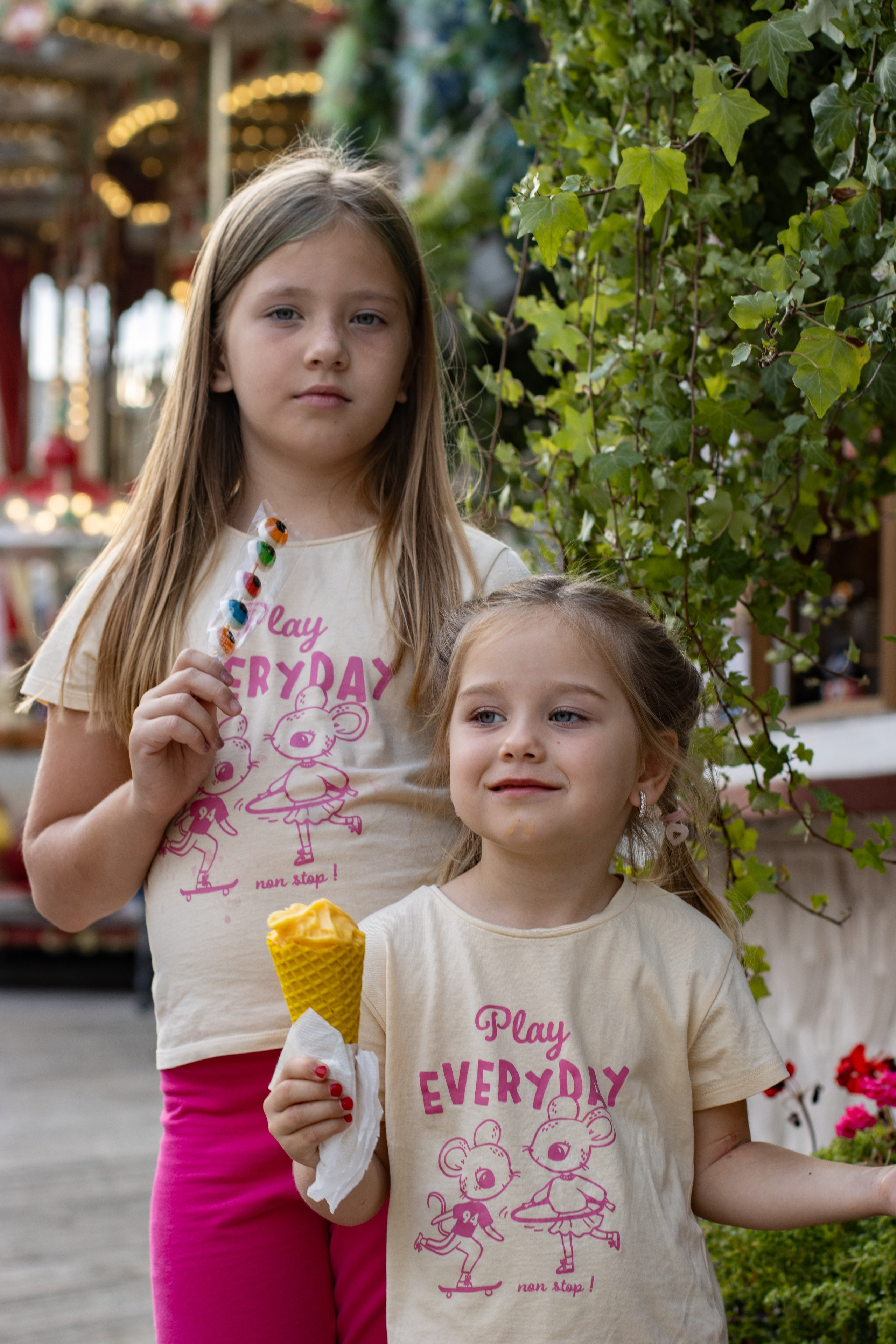 Две сестрички в парке. Главная