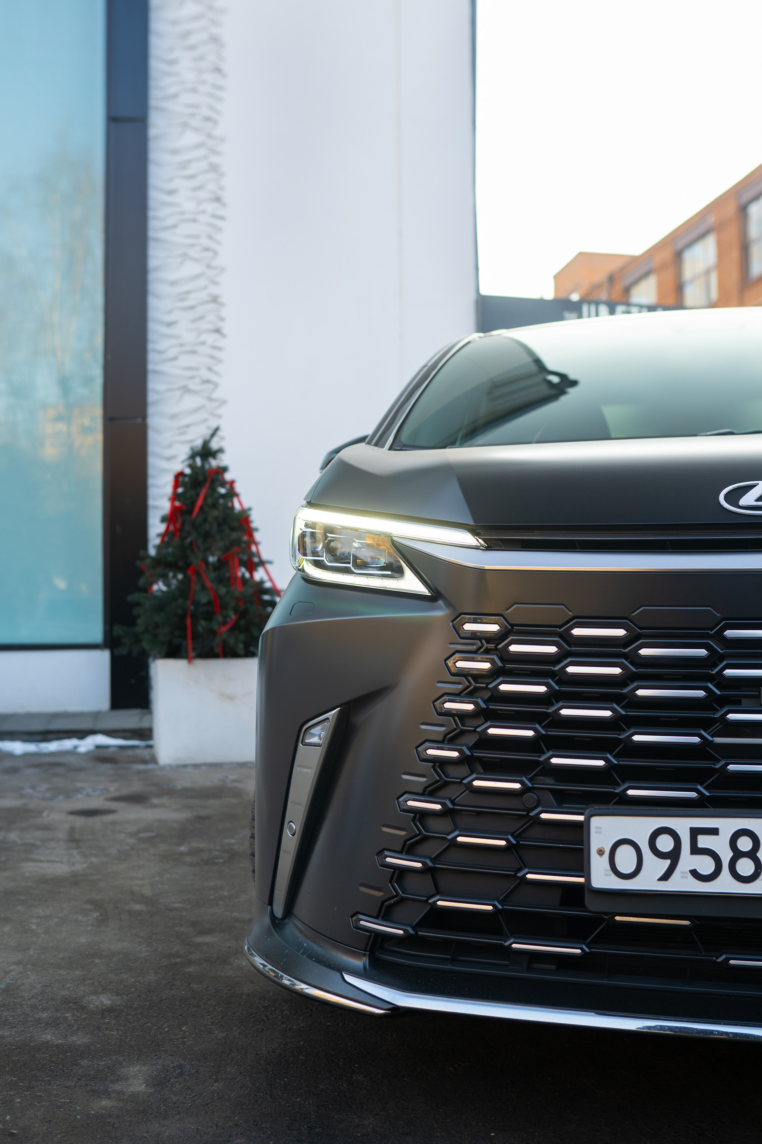 Lexus LM350h. Mirllaev