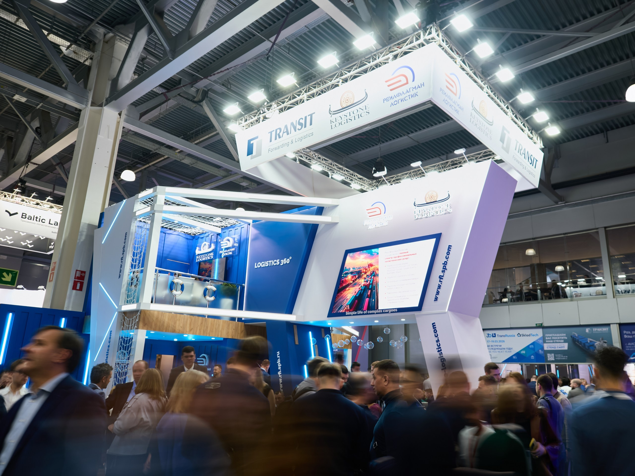 Фотография стенда крупной компании на выставке в Москве с людьми вокруг