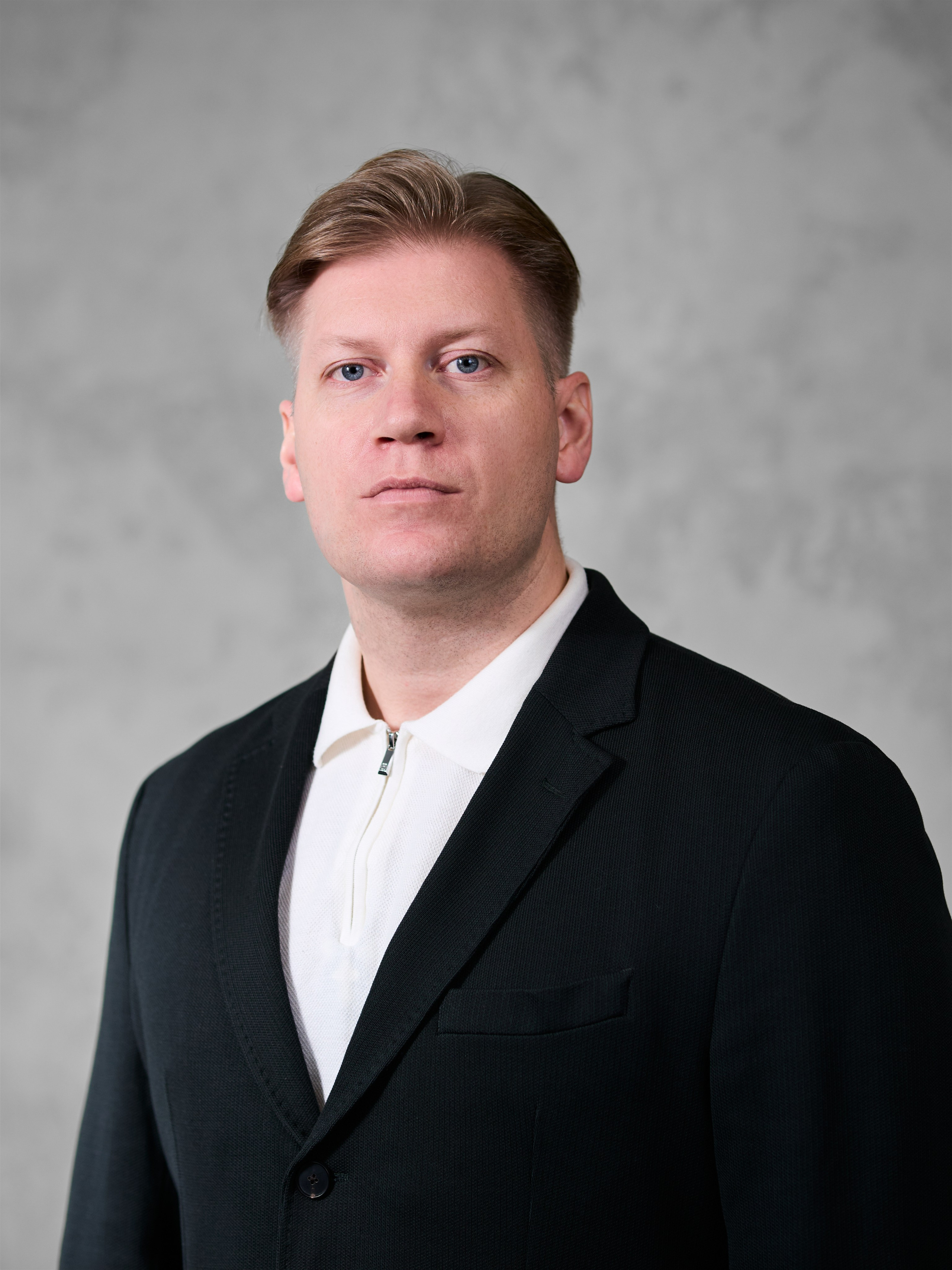 Фотография деловой мужской портрет в студии в Москве