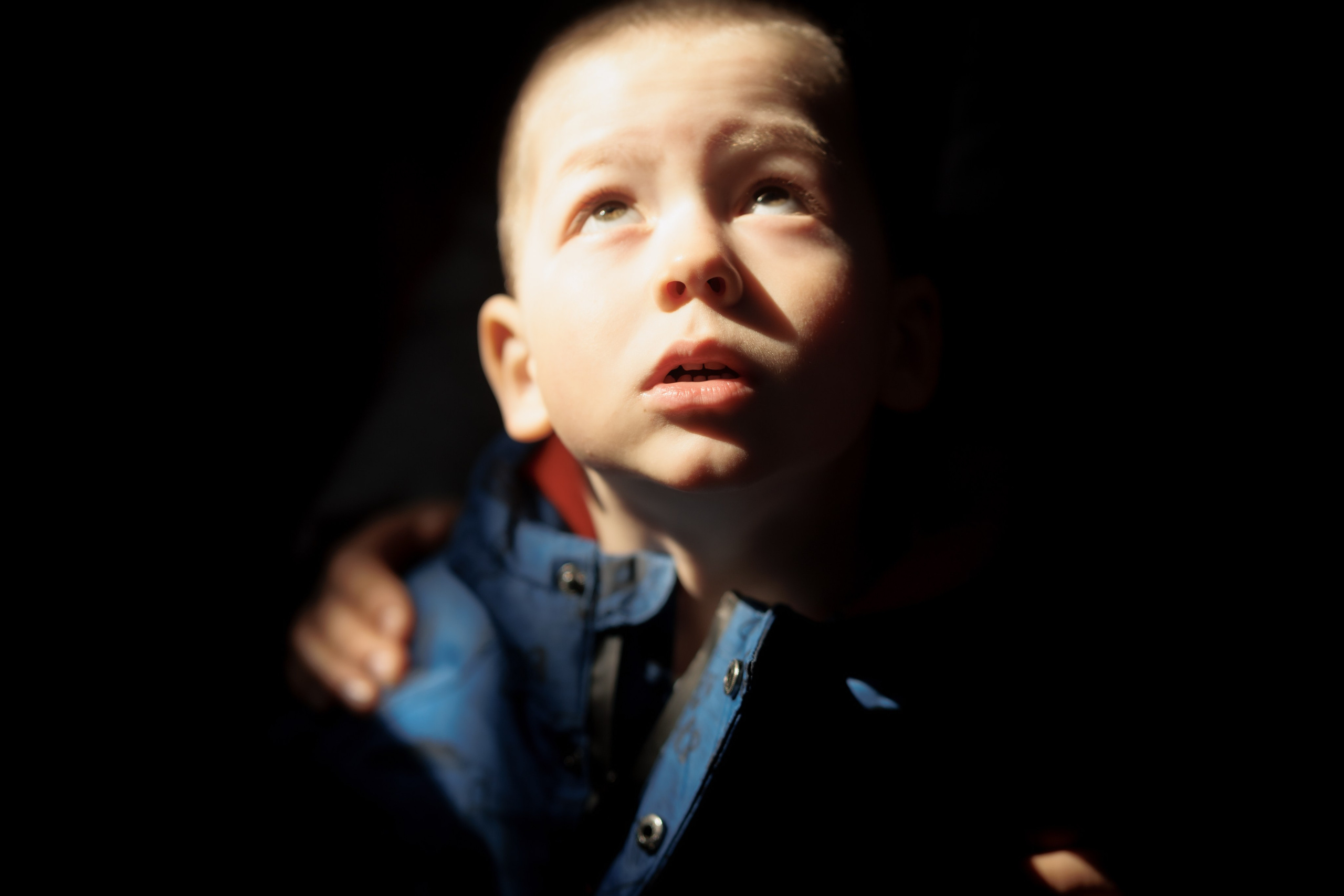 Мальчик в луче света на тёмном фоне, взгляд вверх, Екатеринбург, Илья Антропов