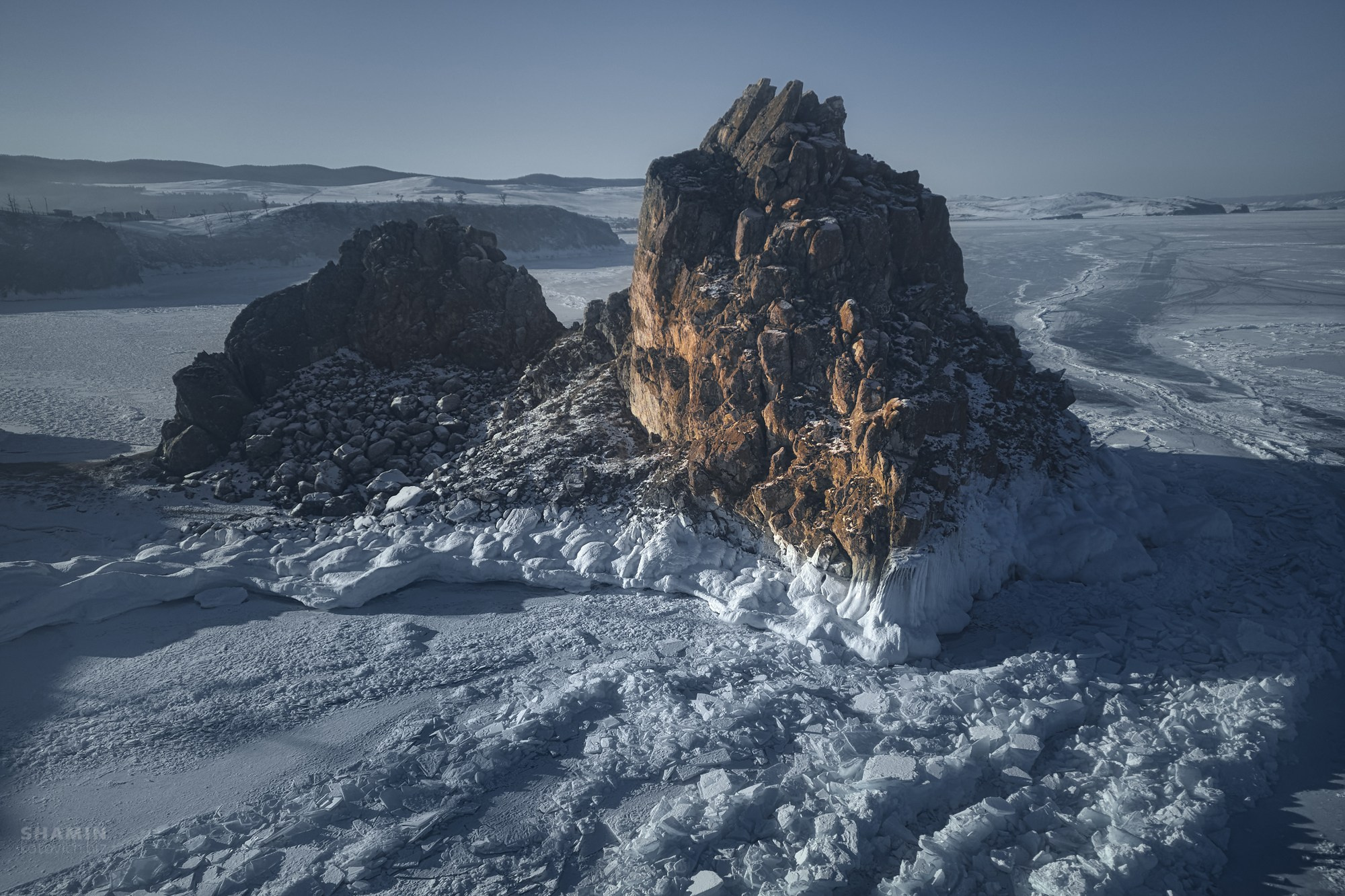 Байкал — пейзажная фотография Константина Шамина. Зимний лёд Байкала, трещины, отражения и прозрачная вода. Художественная и аэросъёмка озера Байкал.