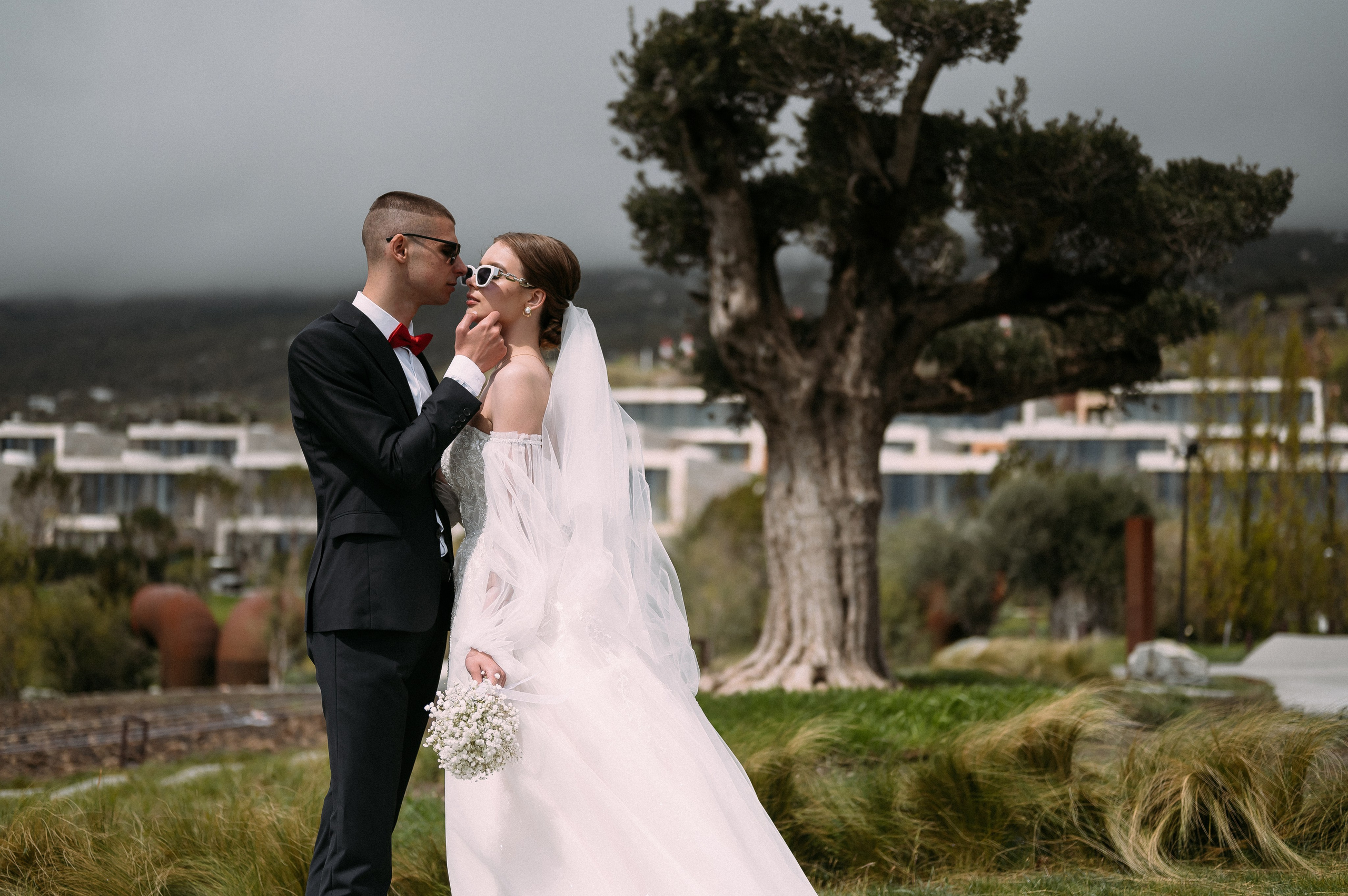 Свадебное утро и прогулка красивой яркой пары. Свадебный и семейный фотограф в Симферополе Дарья Маркова