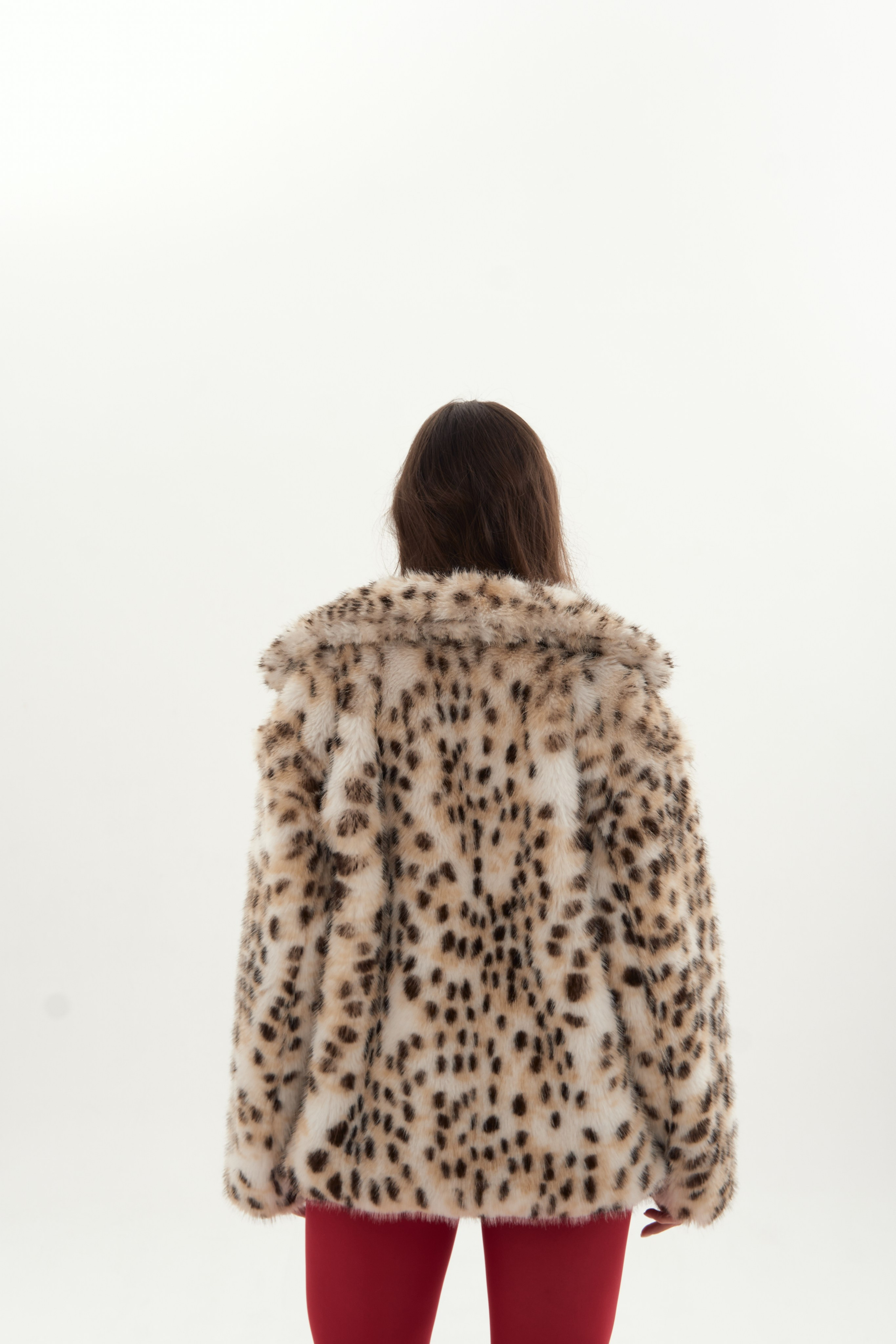 Фотосессия в студии на красном фоне, в леопардовой шубе, колготках. Фотограф Наталья Воронина Москва