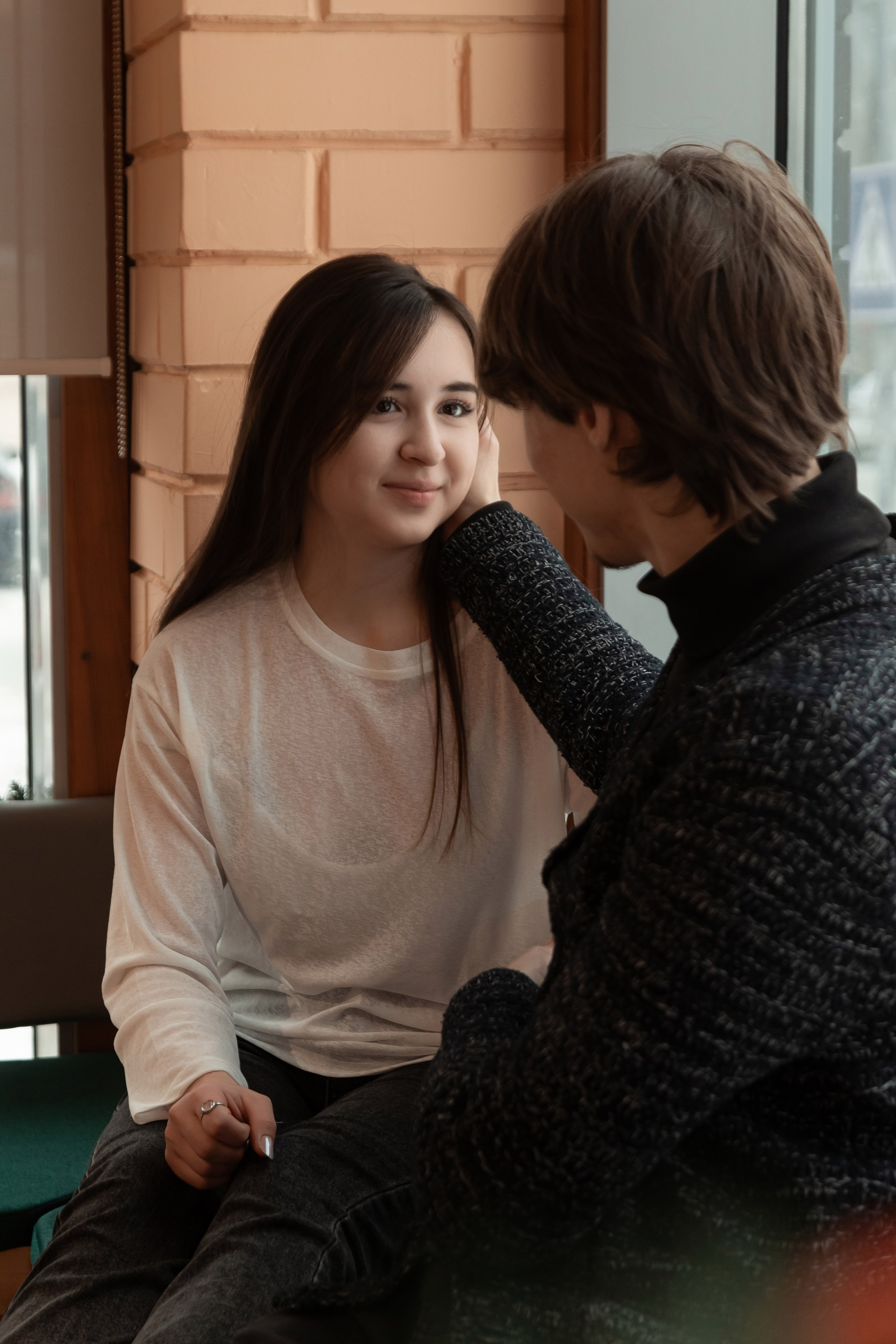 Muzhchina kasayetsya litsa zhenshchiny, intimnyy moment, foto pary, romantika (Мужчина касается лица женщины, интимный момент, фото пары, романтика)
