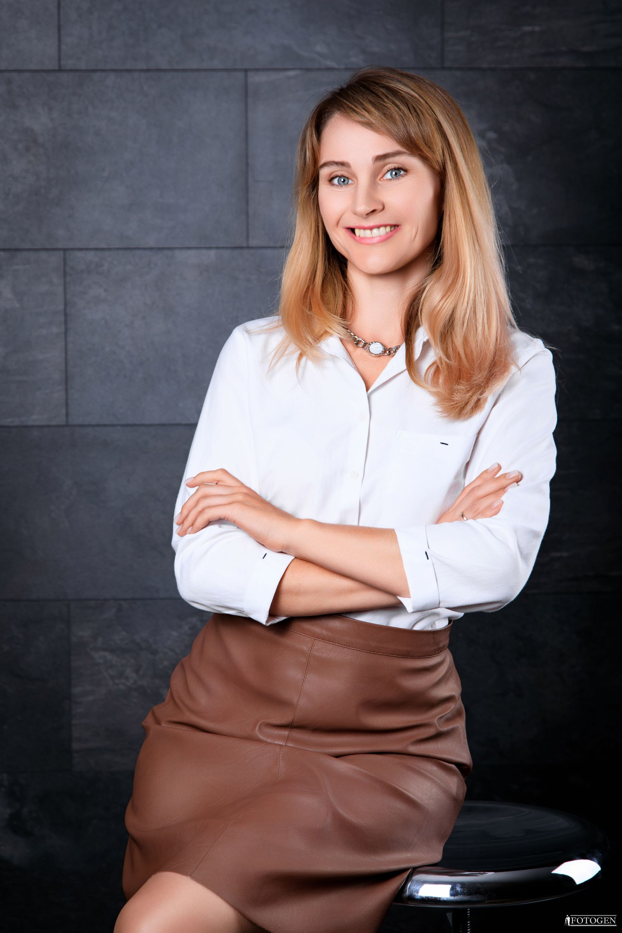 Женский деловой портрет | Бизнес фотосессии от Fotogen. Интерьерная фотостудия FOTOGEN г. Краснодар