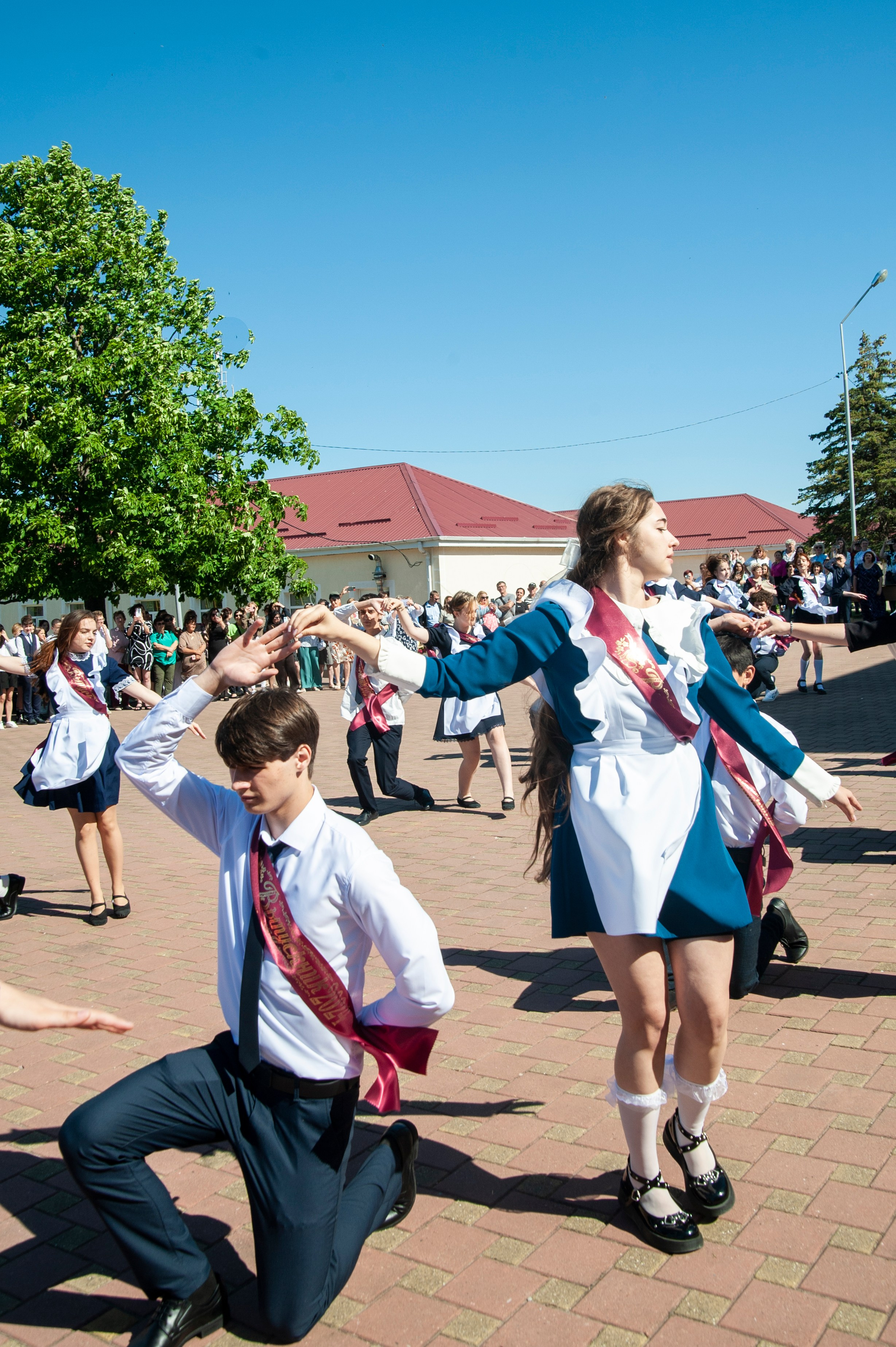 Последний Звонок МАОУ СОШ № 17 им. Эдуарда Есаяна — Архипо-Осиповка. Свадебный и семейный фотограф Денис Лукьянов в Краснодаре, Краснодарском крае и Республике Крым