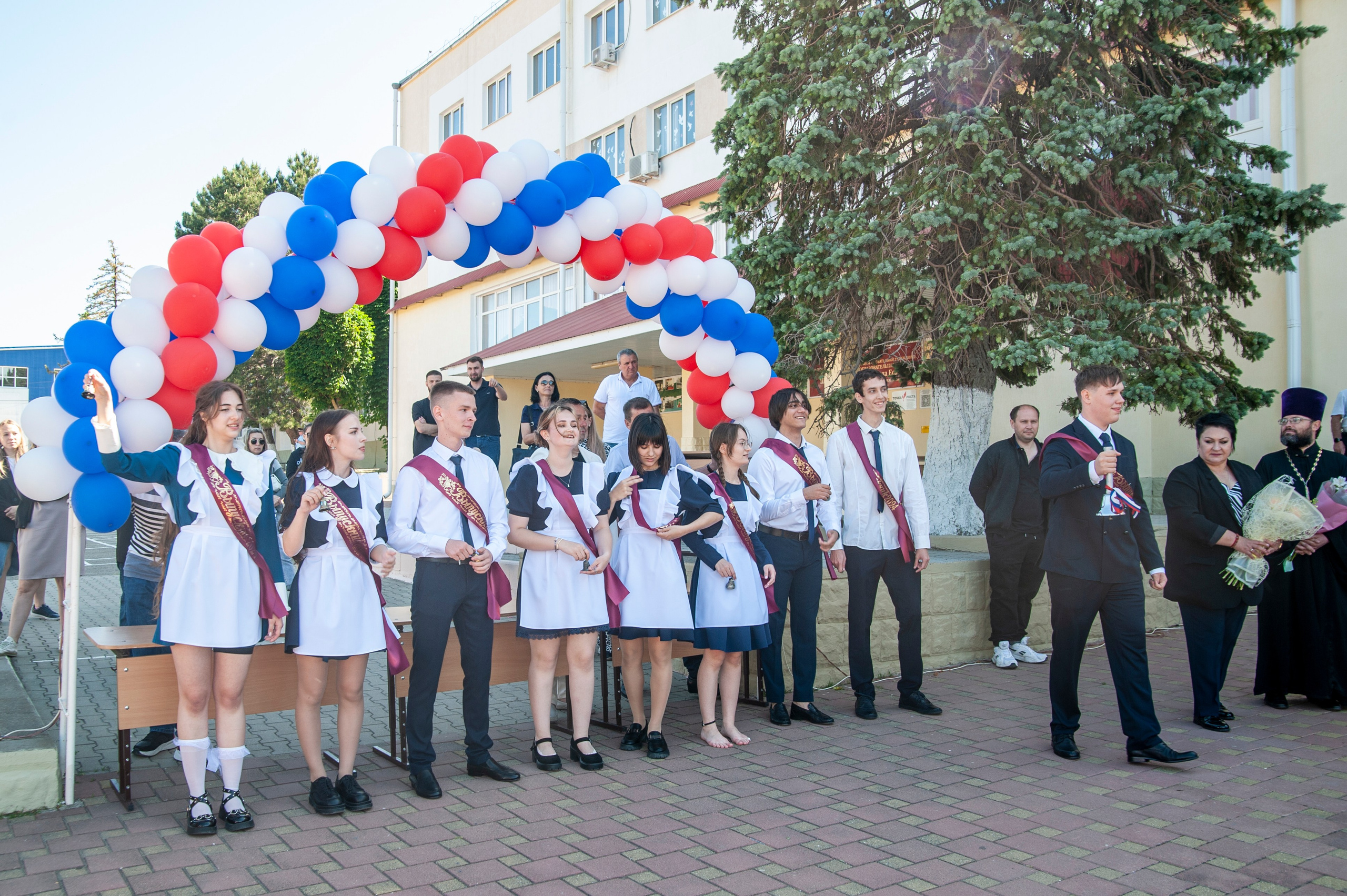 Последний Звонок МАОУ СОШ № 17 им. Эдуарда Есаяна — Архипо-Осиповка. Свадебный и семейный фотограф Денис Лукьянов в Краснодаре, Краснодарском крае и Республике Крым