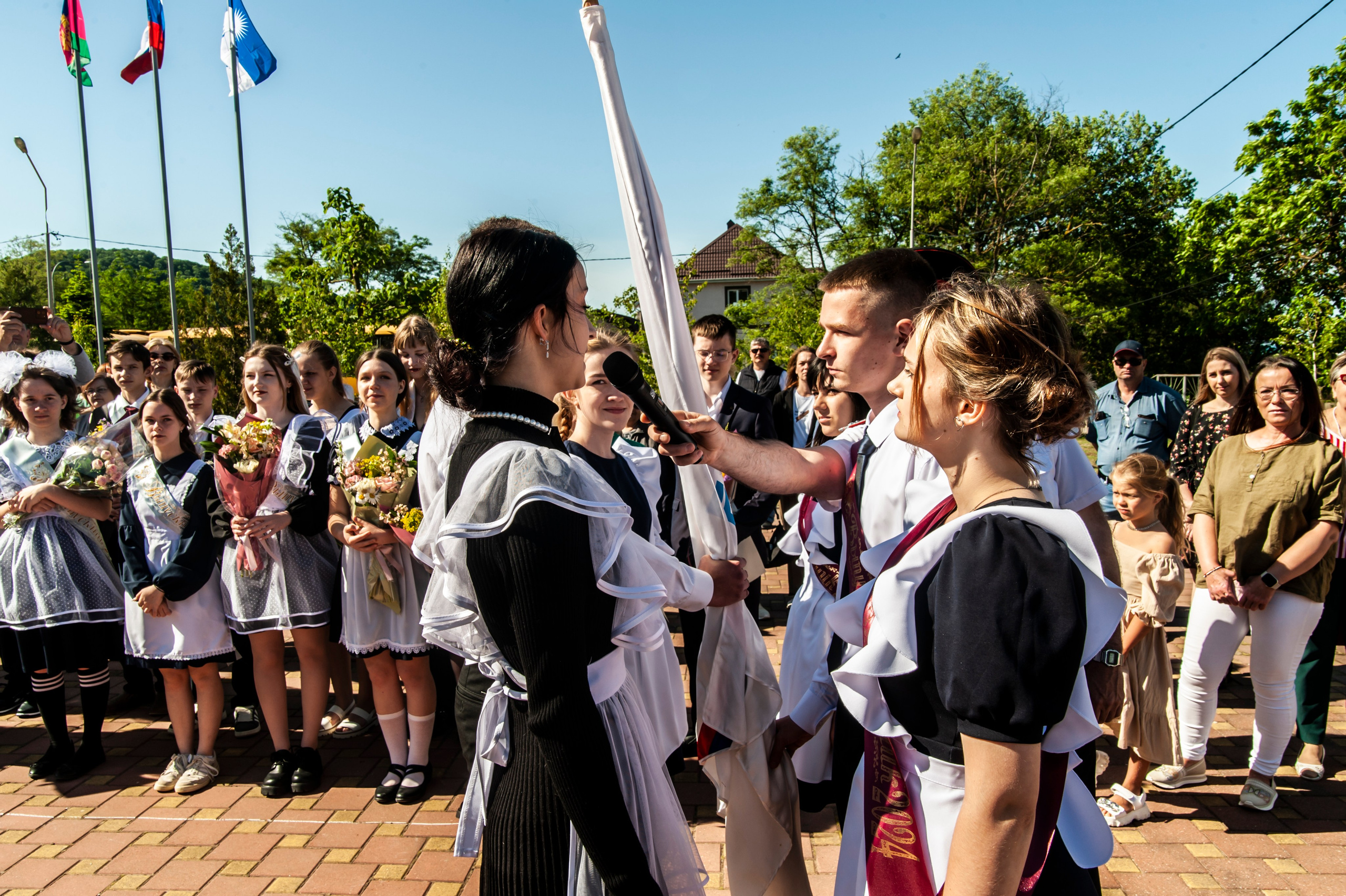 Последний Звонок МАОУ СОШ № 17 им. Эдуарда Есаяна — Архипо-Осиповка. Свадебный и семейный фотограф Денис Лукьянов в Краснодаре, Краснодарском крае и Республике Крым