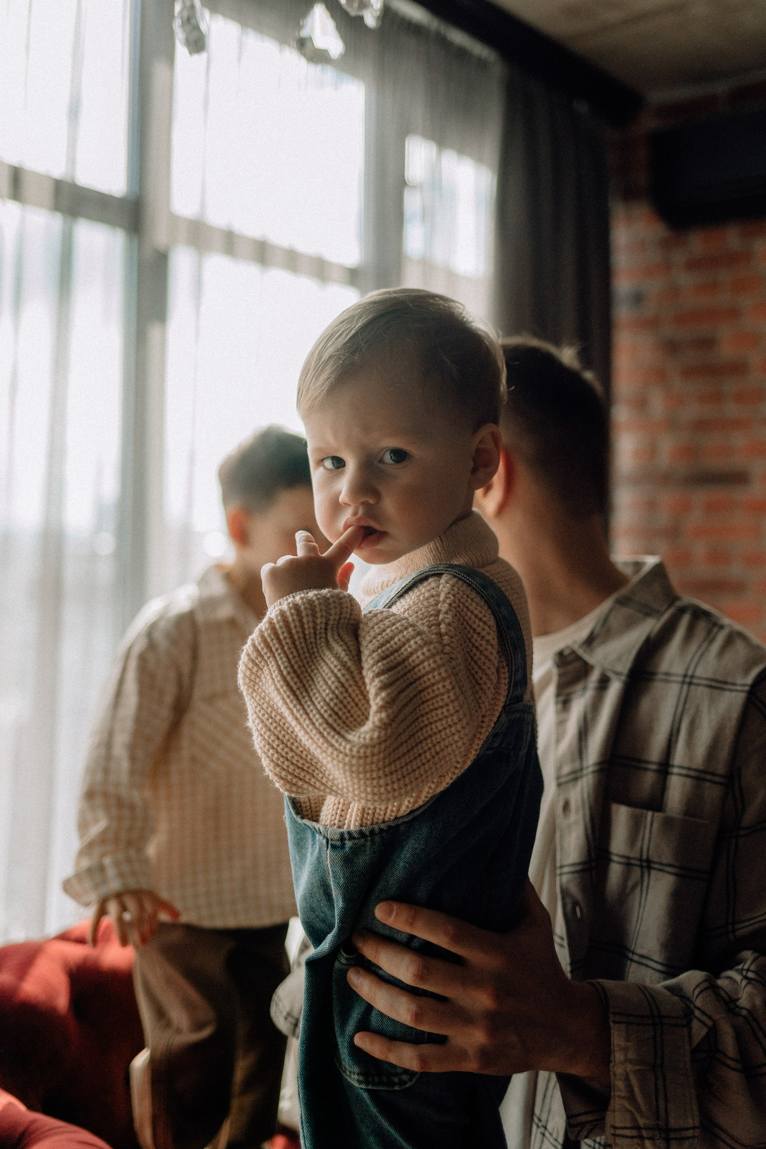 Звонко смеялись