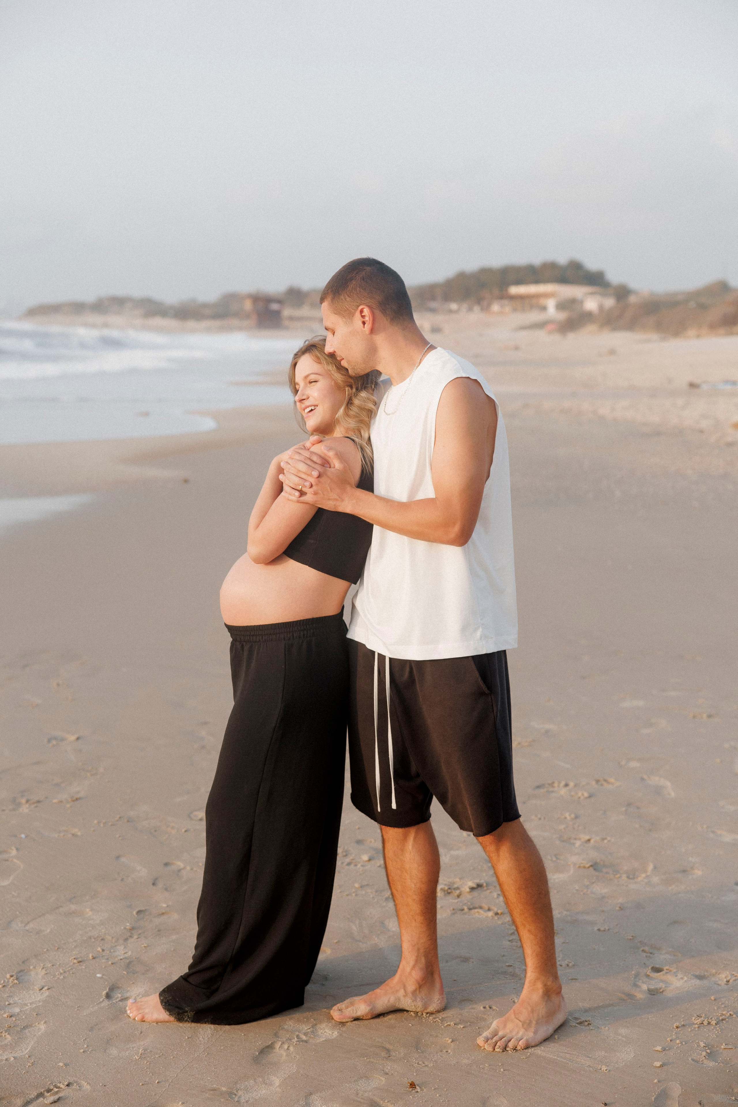 Pregnancy photoshoot near the sea (cloudy weather). Главная