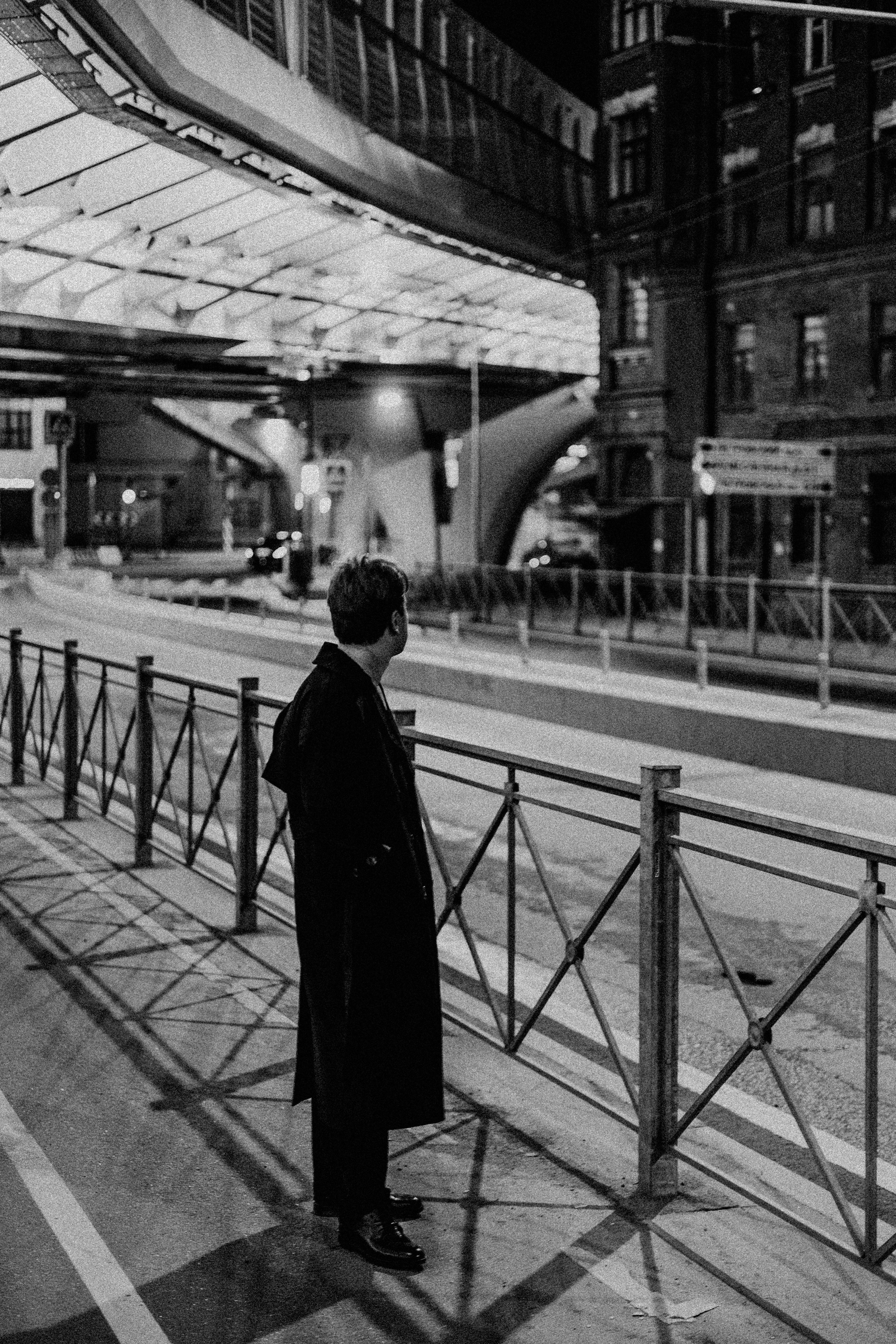 Поэт ночью стоит под мостом