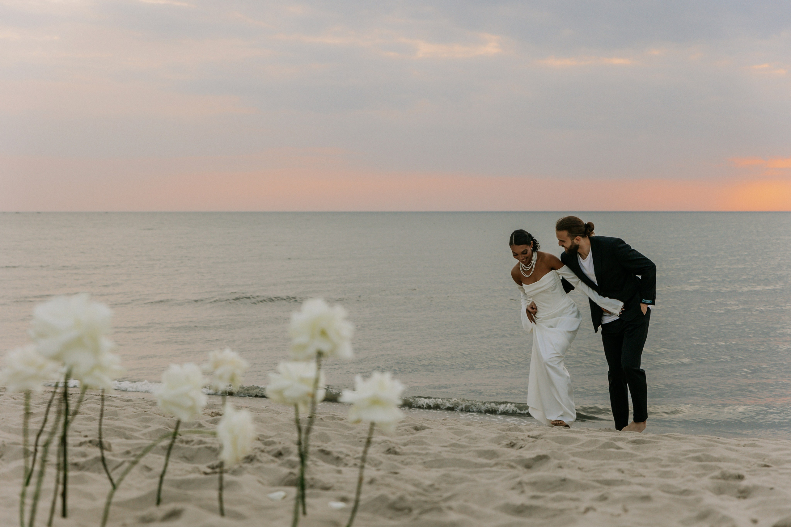 Выездная регистрация на море с белыми розами. Свадебный фотограф Калининград