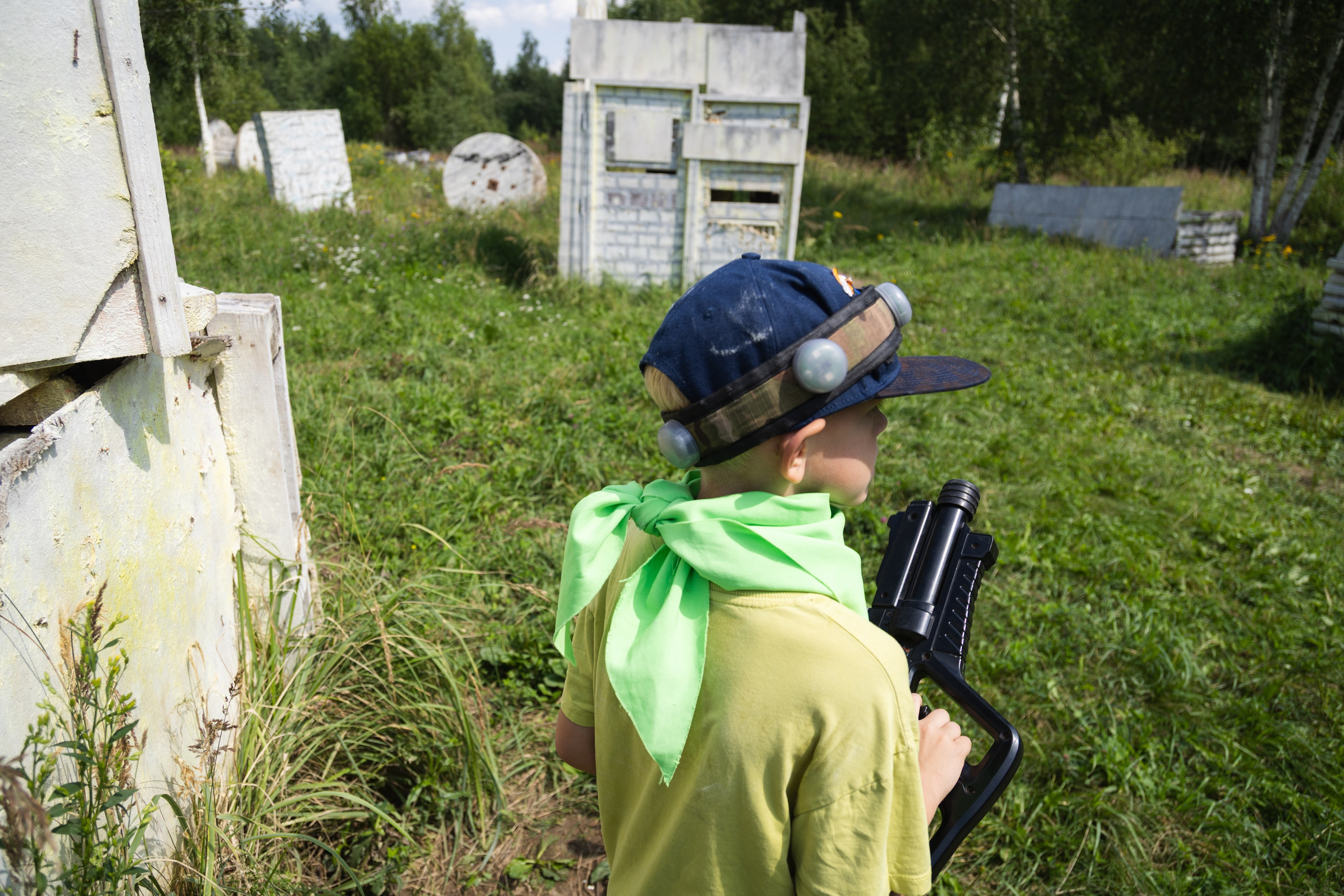Лазертаг на природе с семьей. Документальный фотограф