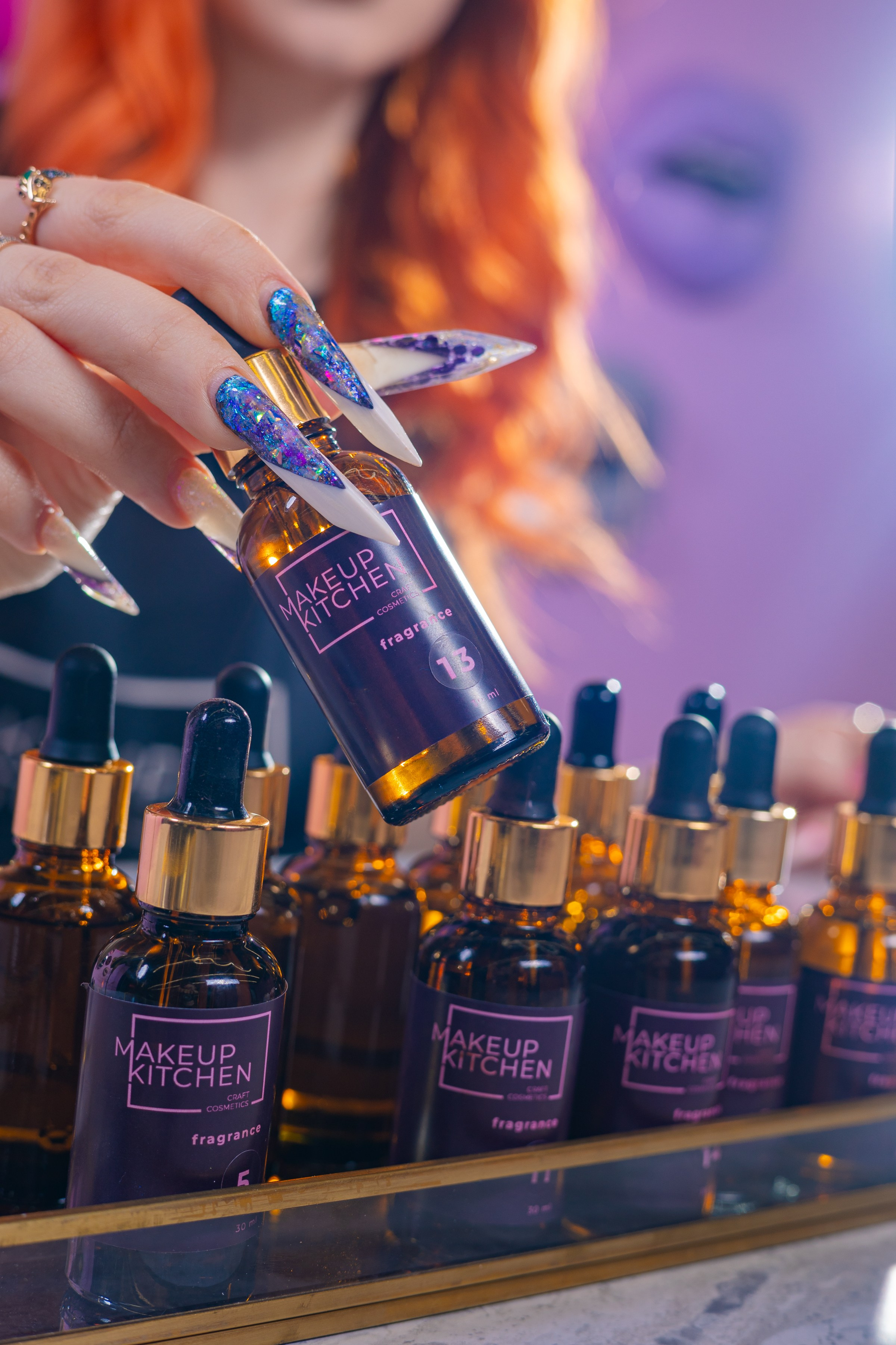 Рекламные фотографии девушка с пипетка в руках выбирает себе запах духов