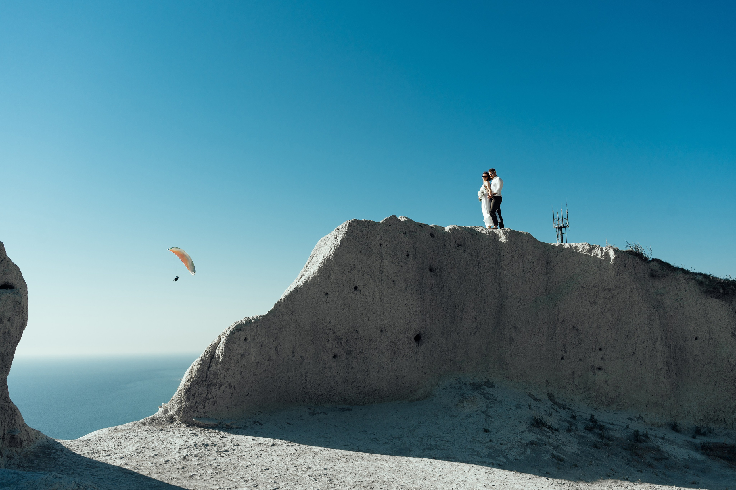 Свадебная фотосессия, жених и невеста на обрыве на фоне моря, Су-Псех