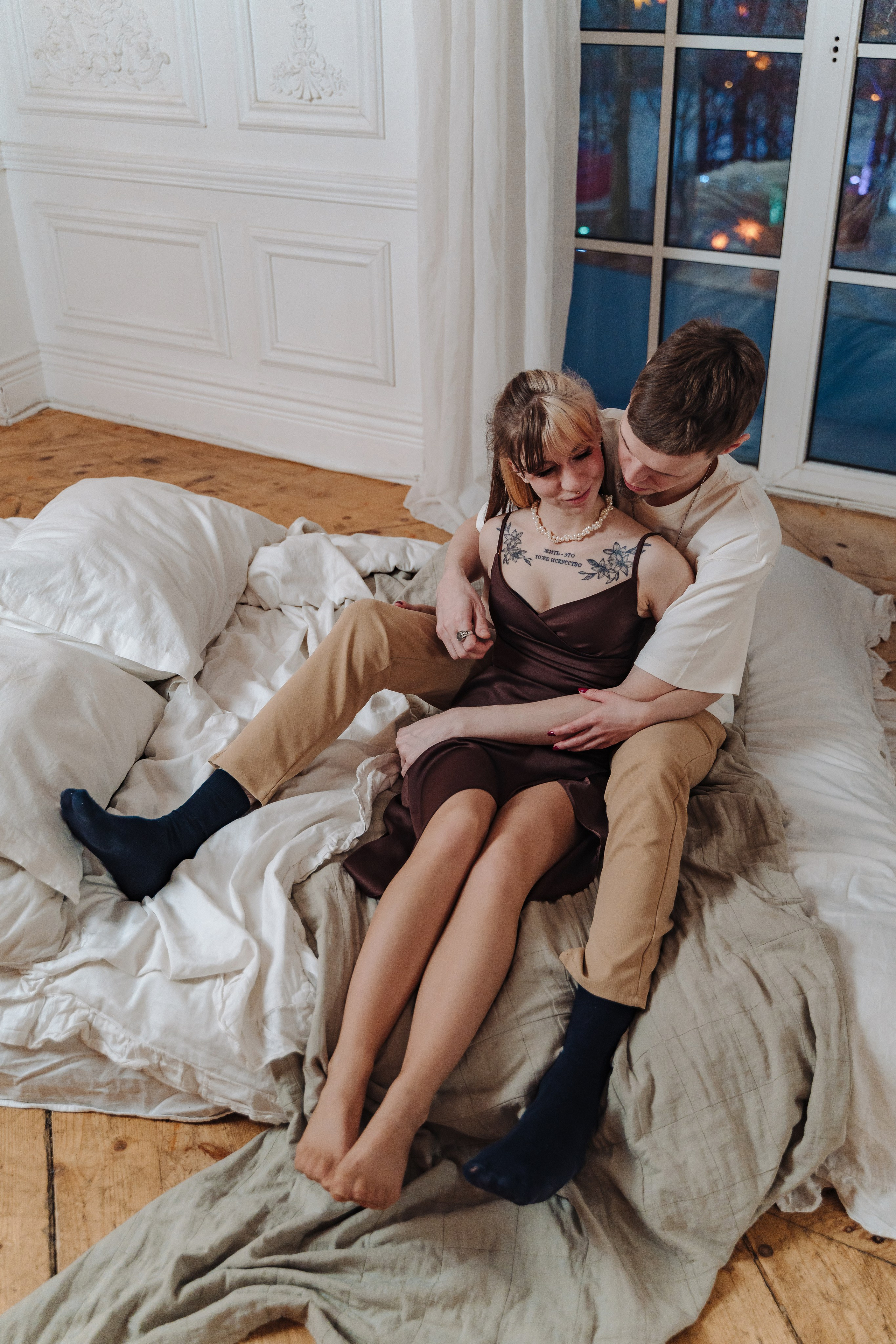 Зимняя фотосессия лавстори с предложением руки и сердца в фотостудии