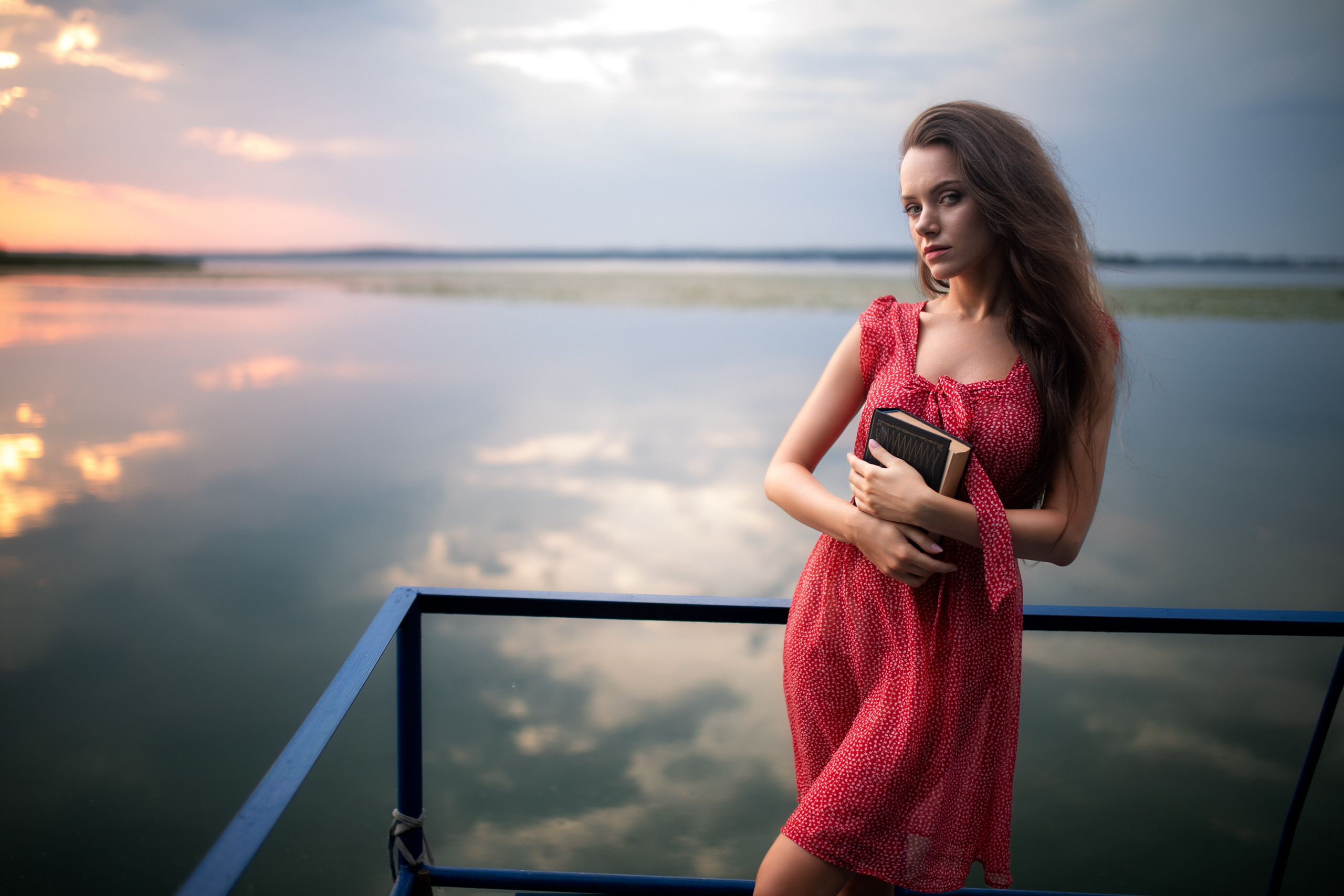 Съемка с Екатериной на рассвете на берегу реки