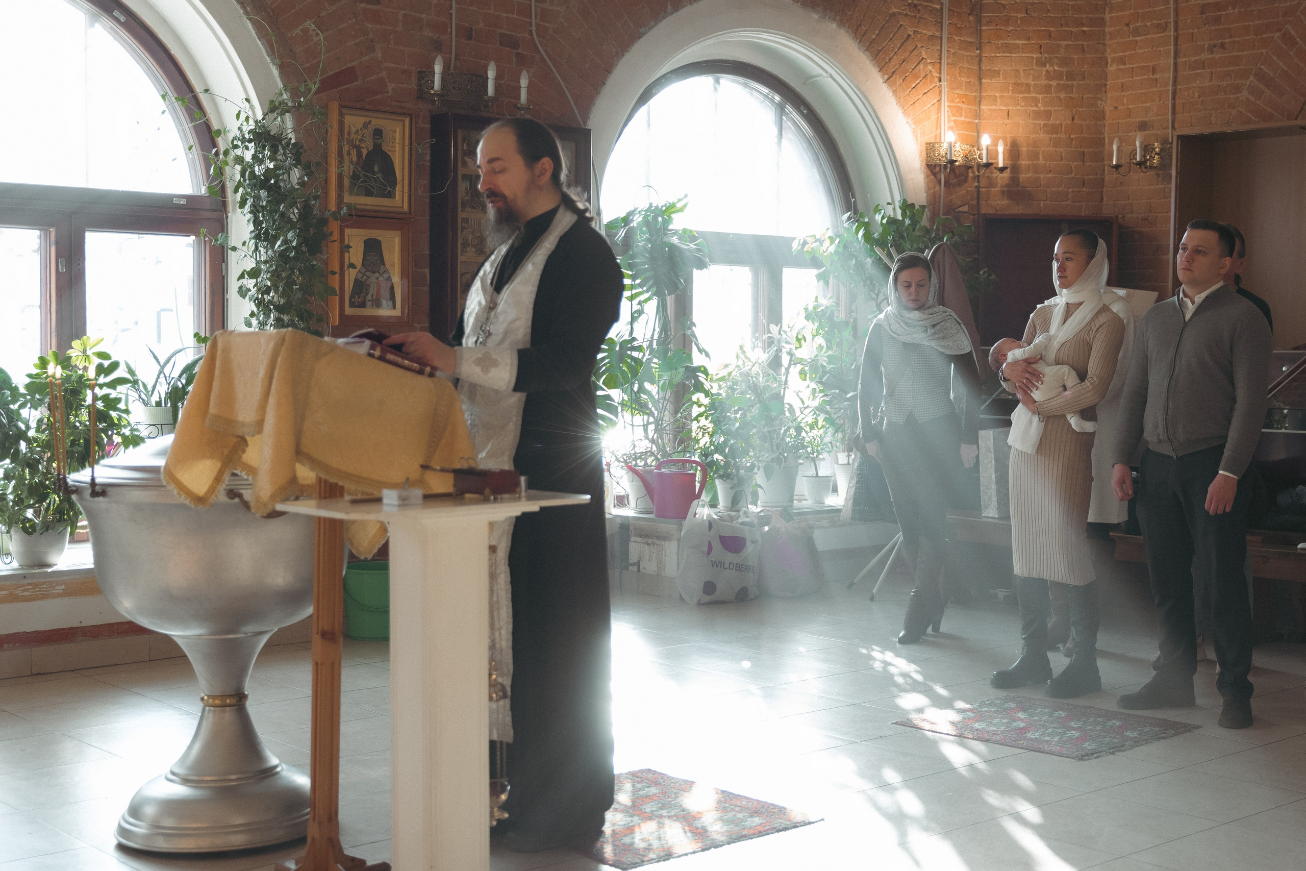 Крещение Михаила. Собор Всемилостивого Спаса Скорбященского монастыря. Фотограф на роды в Москве. Фото и видео родов. Фотопроект «Продолжение рода»