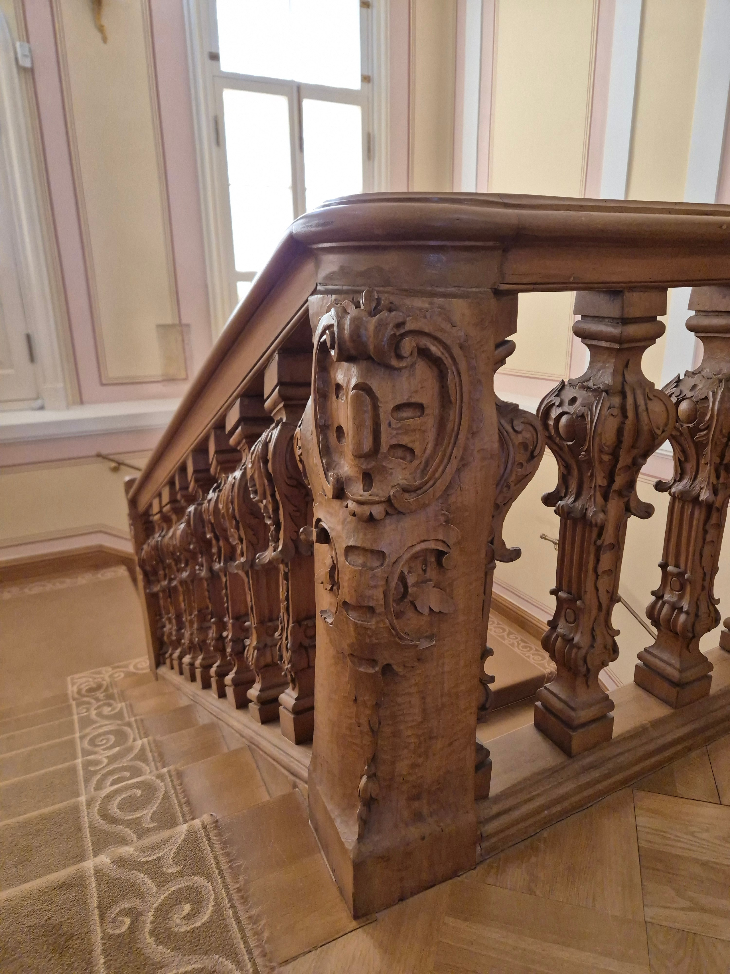 Ломоносов не был захвачен фашистами во время блокады, дворец уцелел. На фотографии родная, с самой постройки дворца в 30-е годы XVIII в, парадная дубовая лестница. Ни пожаров, ни разрушений - в отличие от соседнего воссозданного Петродворца 