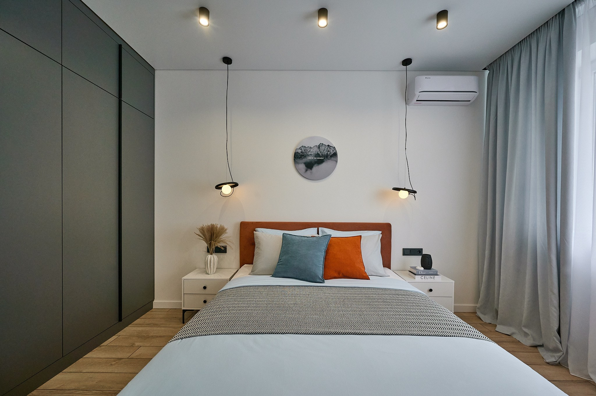 комната светлые оттенки светлая кровать серый шкаф белые тумбы у кровати светлые шторы