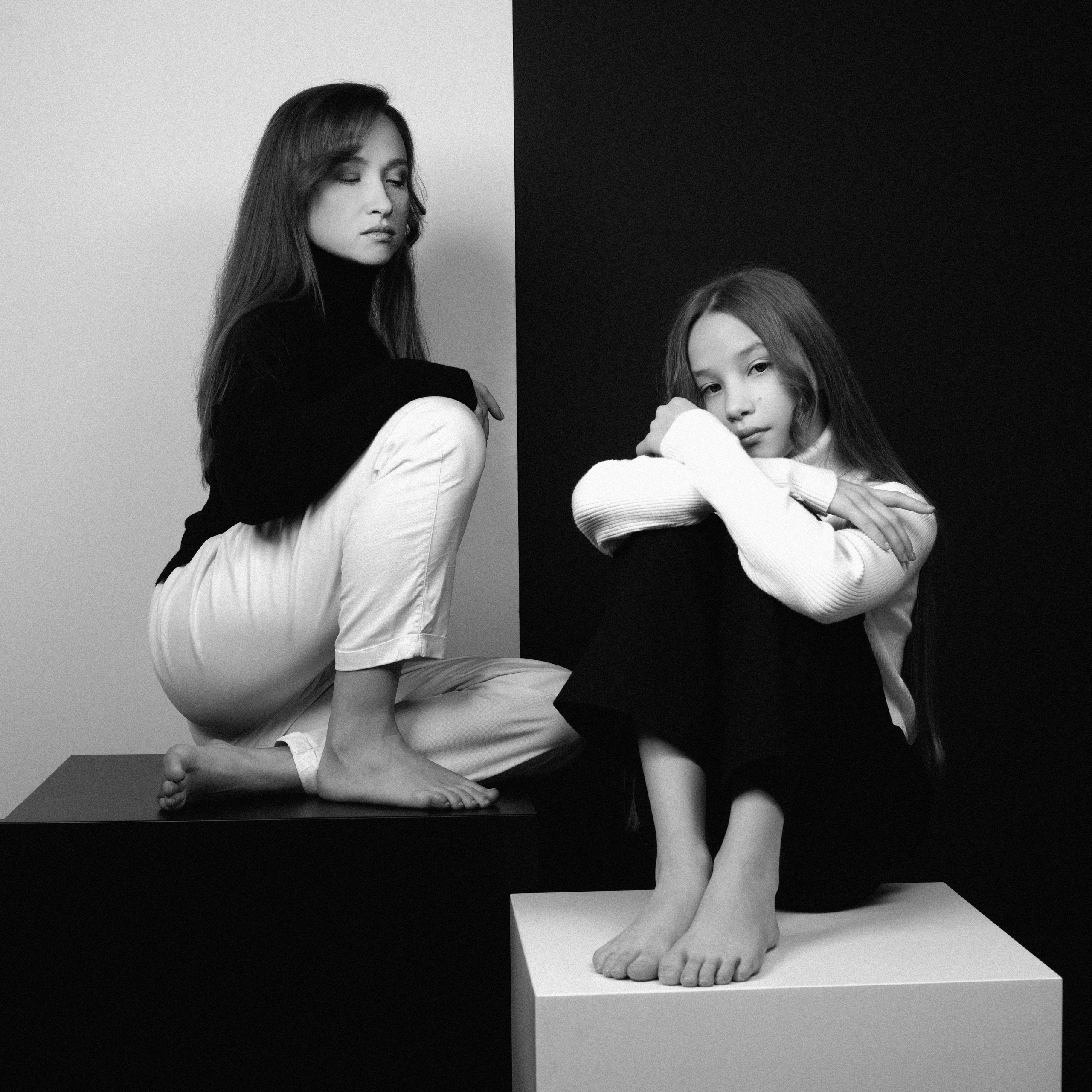 Чёрно-белая фотосессия матери и дочери на кубах в студии