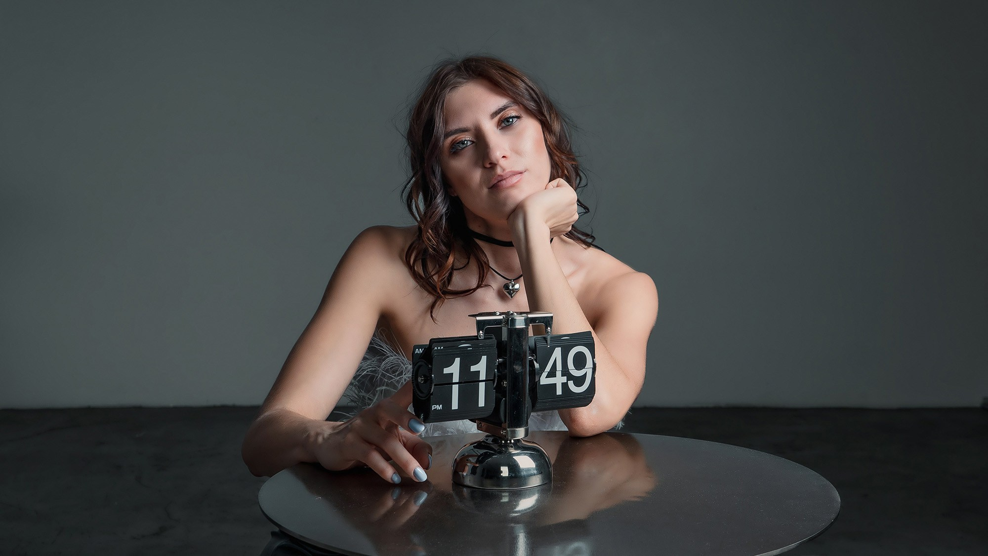 Фотосессия в тёмной студии