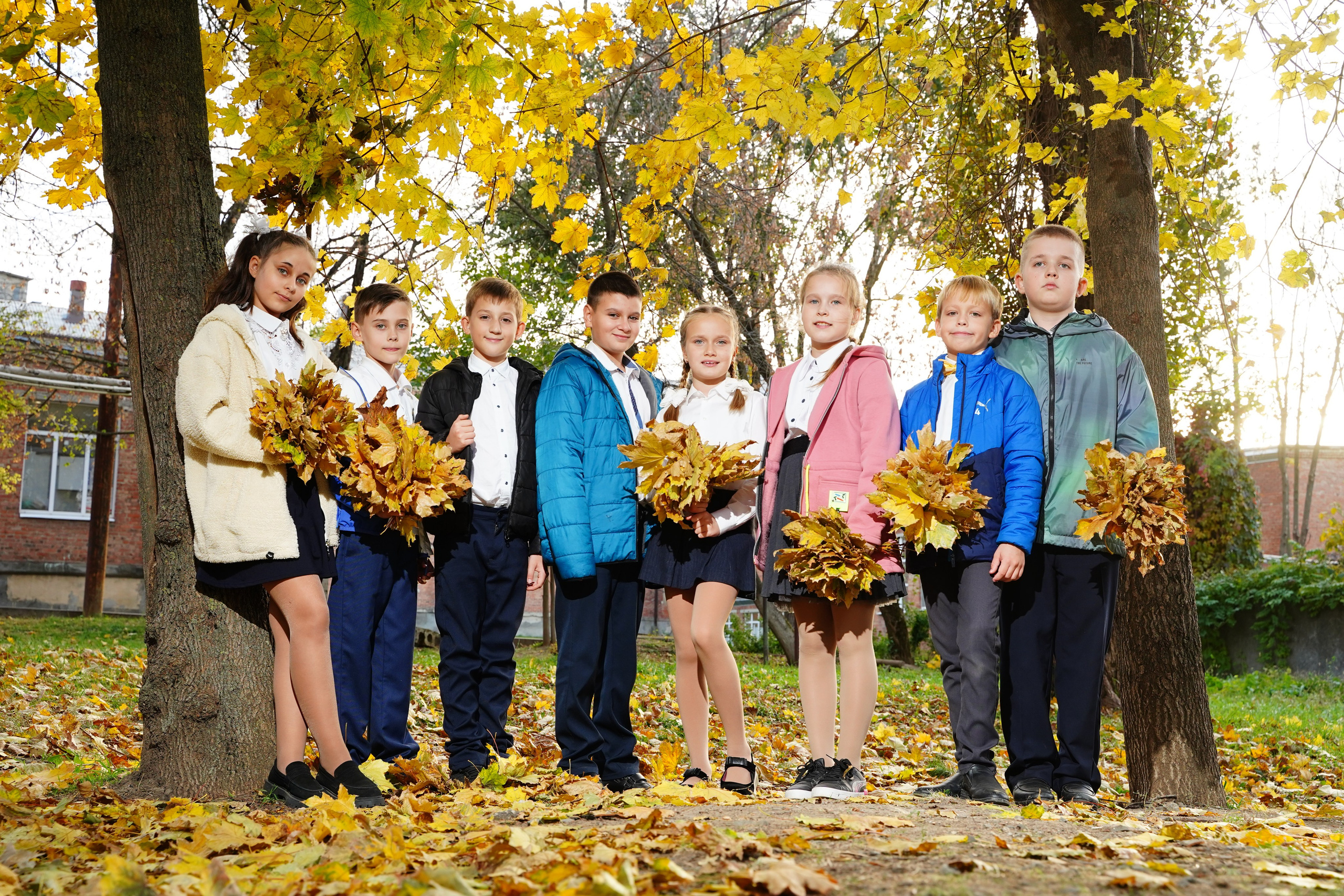 в школьном дворе