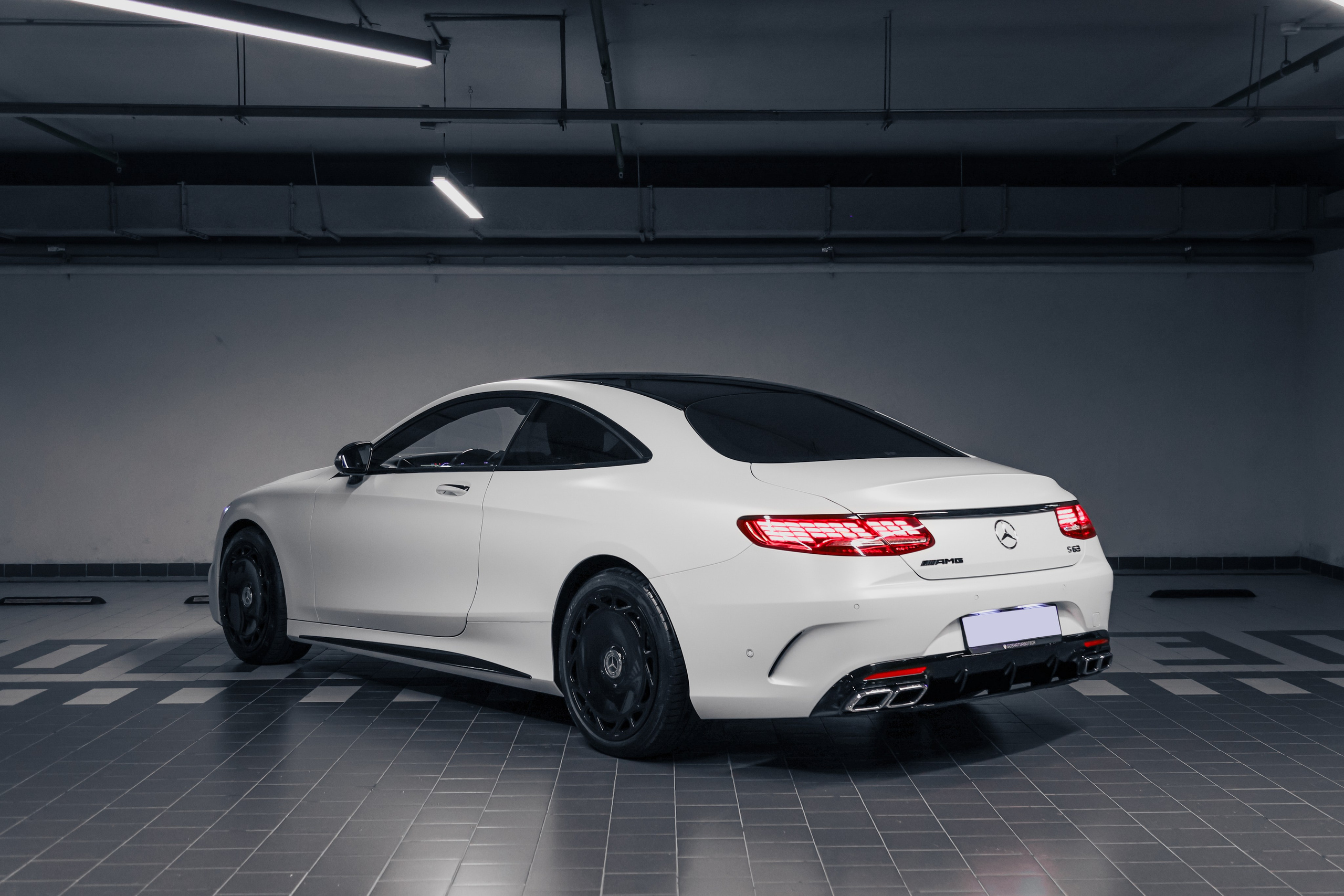 2020 MERCEDES BENZ S63 AMG WHITE ON BLACK $145,000 / 27,100 KM ODOMETER. Mixturecaptures
