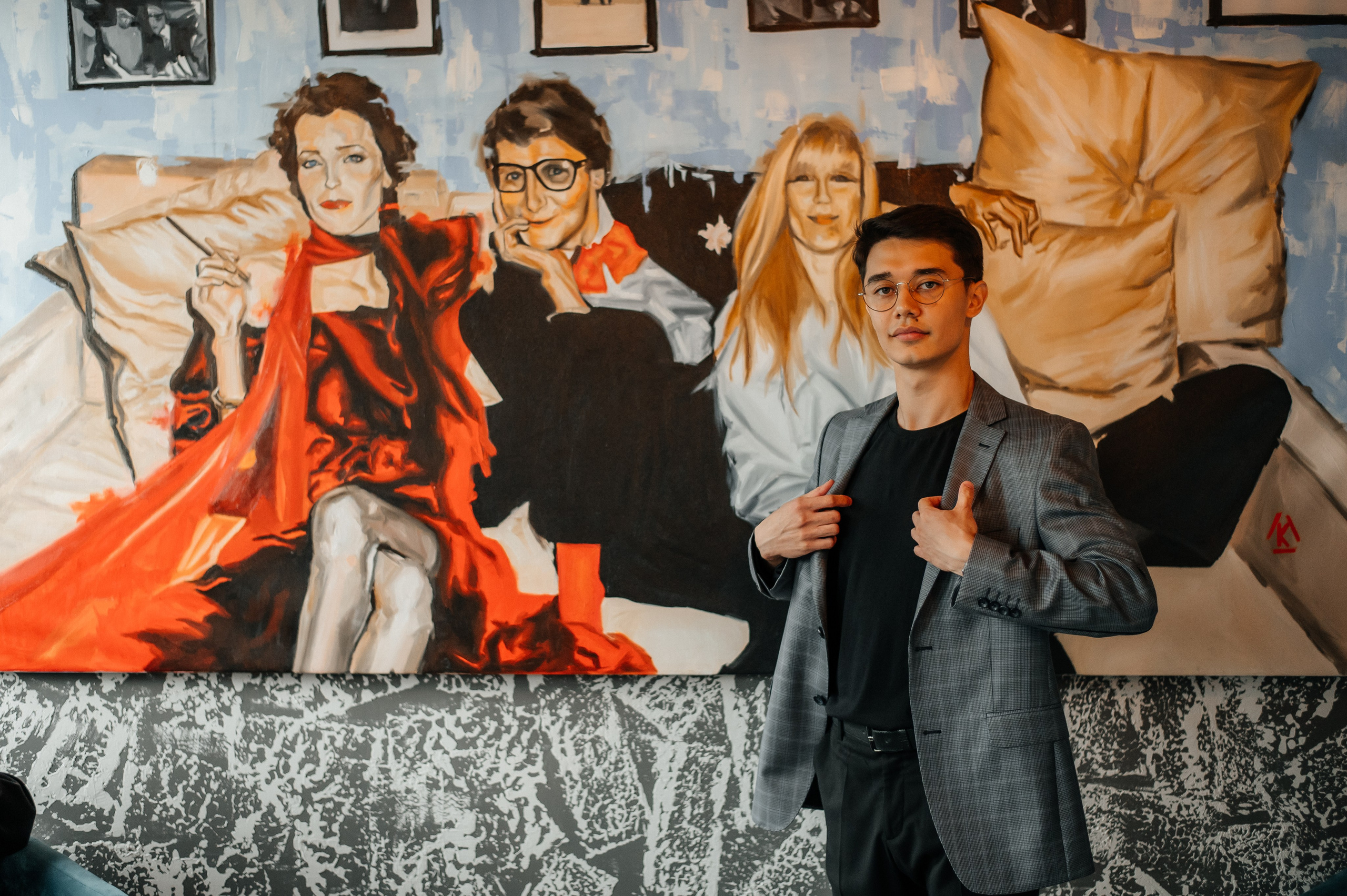 Презентация картины Карима в Париже. Фотограф Нижний Новгород