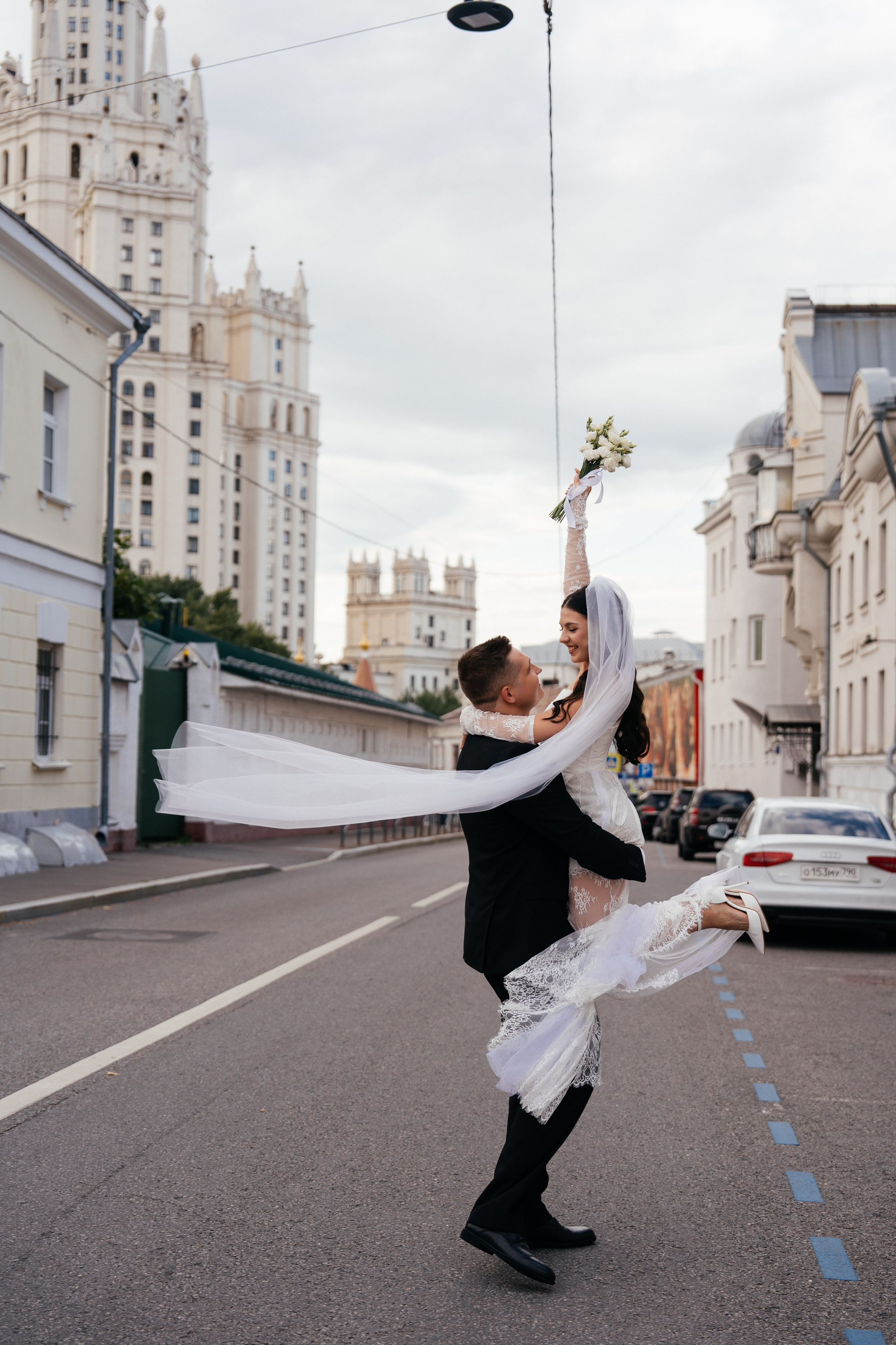 Свадебная фотосессия в Москве у высотки на Котельнической набережной. Свадебный фотограф в Москве Анна Полушина