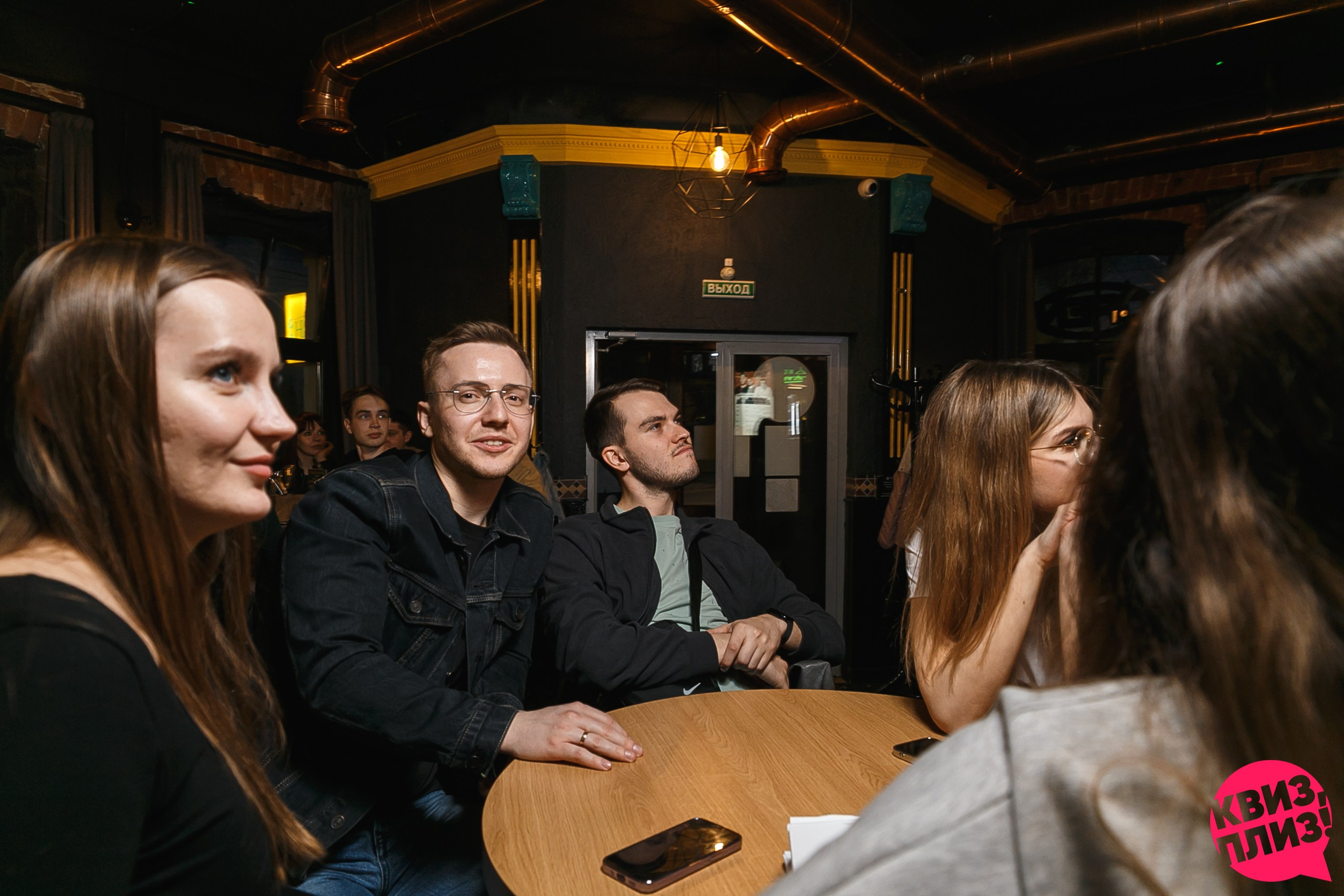 Квиз Плиз в Харатс Пабе. Событийный фотограф Максим Бескоровайновнов
