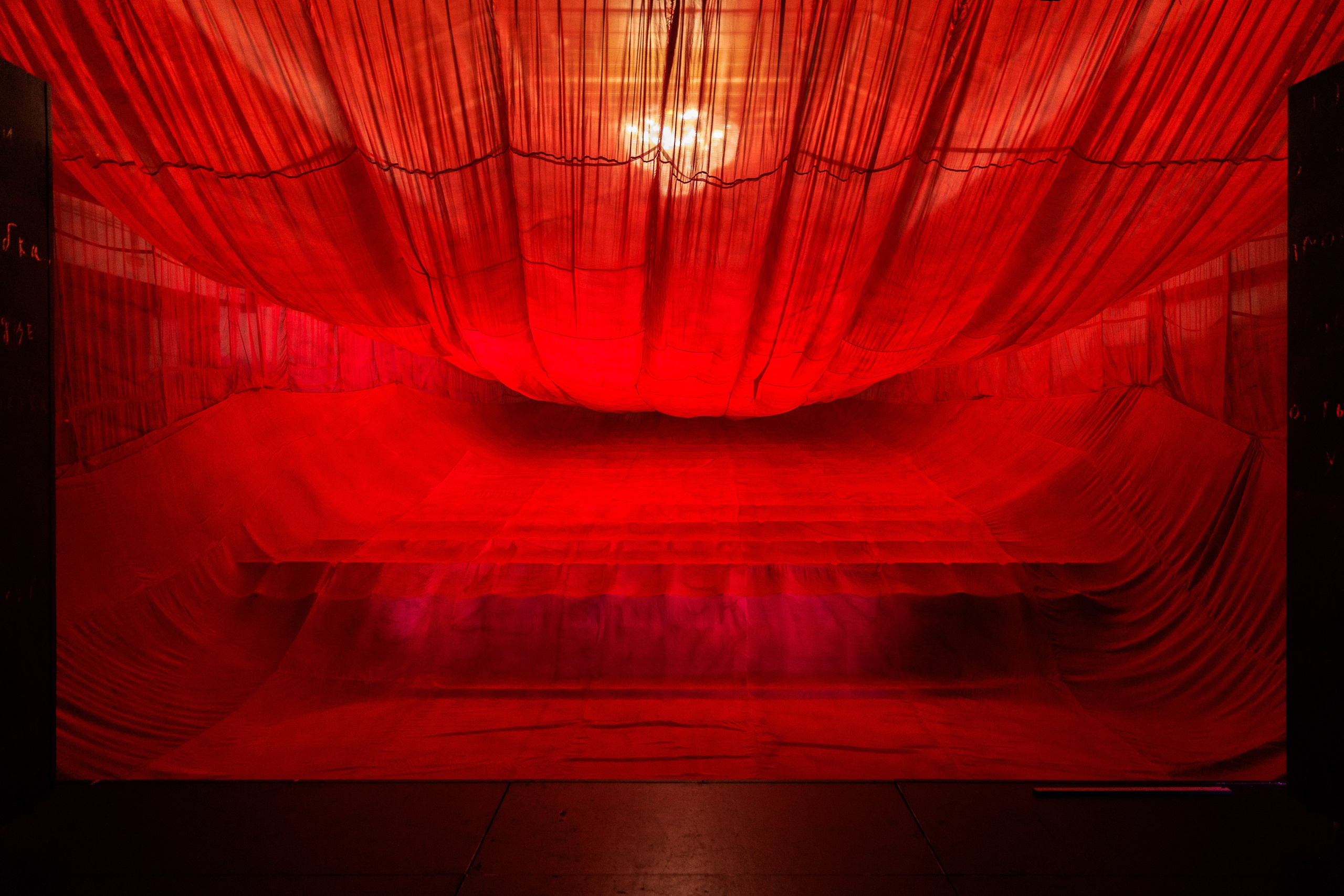 Пошив театральных занавесов и мягких декораций на заказ | Кулисы, падуги, задники. История занавеса. Превращаем идею в технологию