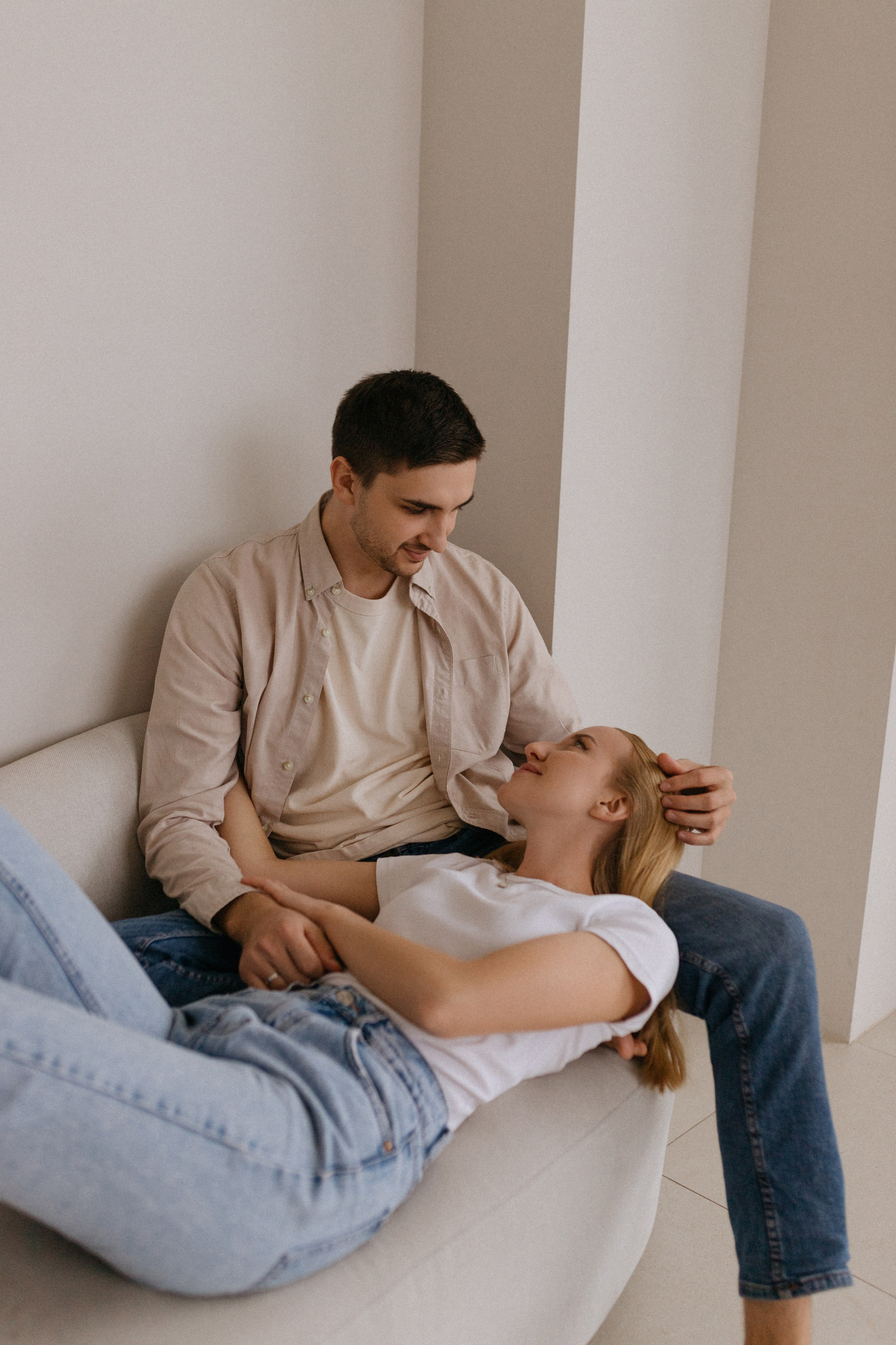 Парная фотосессия в минималистичной студии. Сестры Карабаза. Фотографы и ретушеры в Москве и Санкт-Петербурге