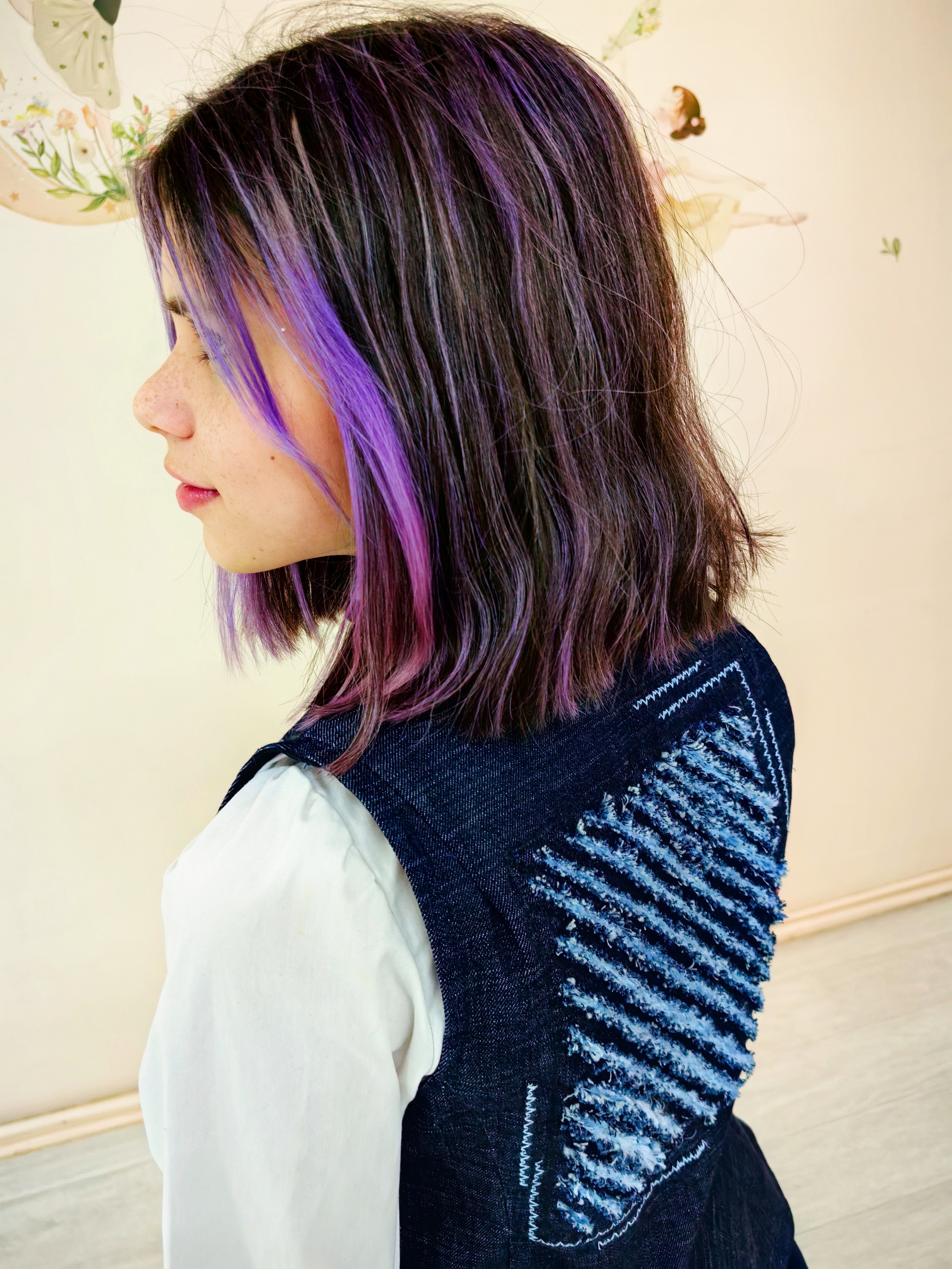 Дизайнерские жилетки из джинсы с декором в технике синель, росписью ткани, вышивка. Шьют дети. Владивосток. Школа для девочек во Владивостоке — Само Совершенство