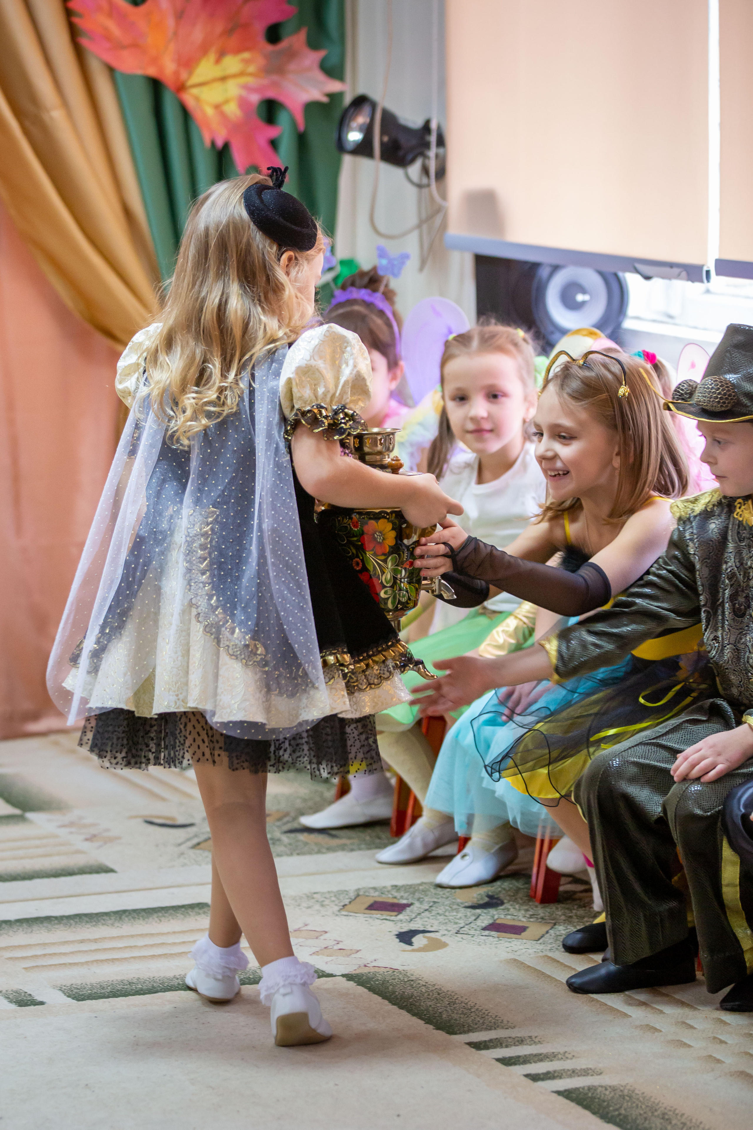 Репортаж осеннего утренника «Муха-Цокотуха». Школьный и детсадовский фотограф Москва. Детский фотограф