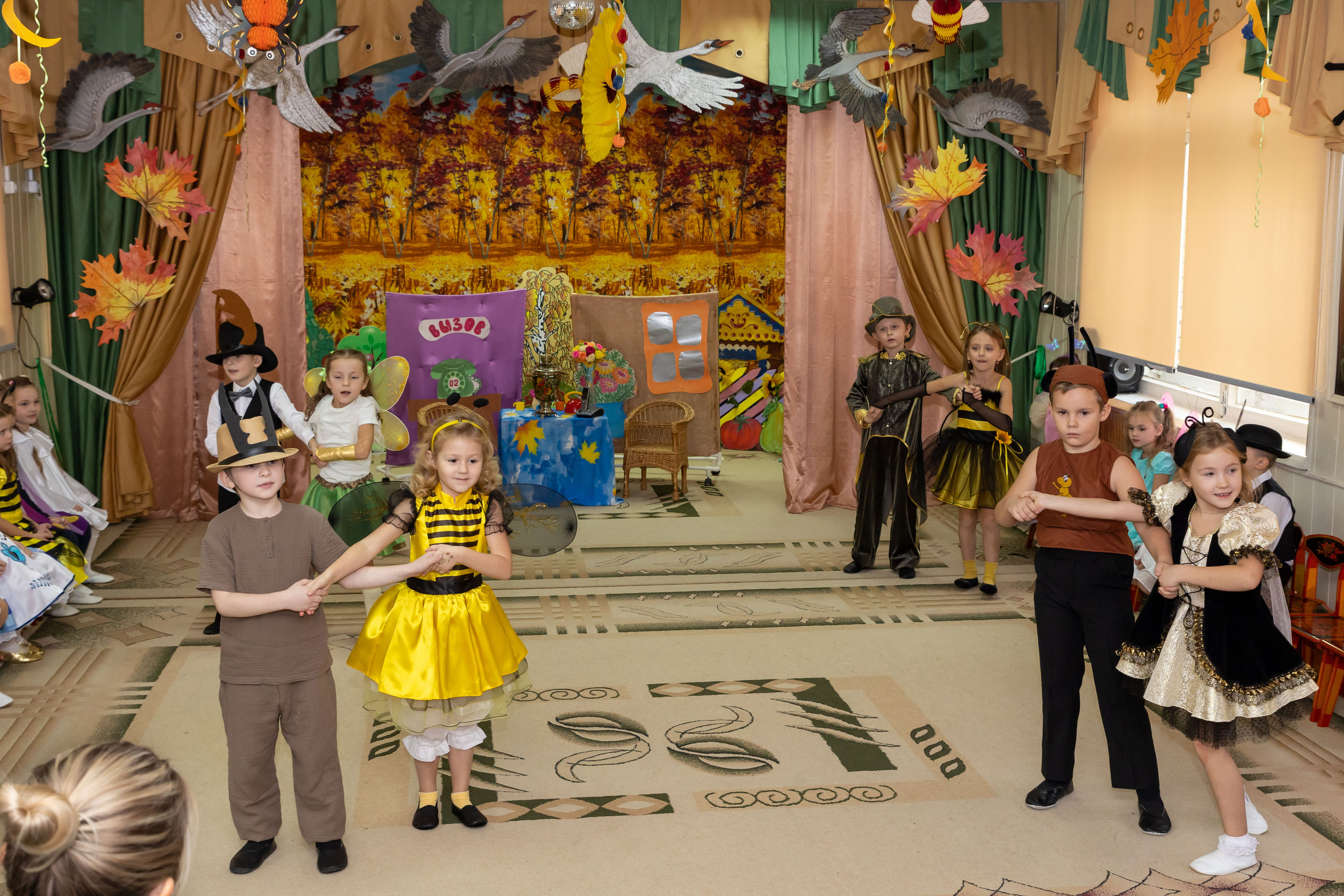 Репортаж осеннего утренника «Муха-Цокотуха». Школьный и детсадовский фотограф Москва. Детский фотограф