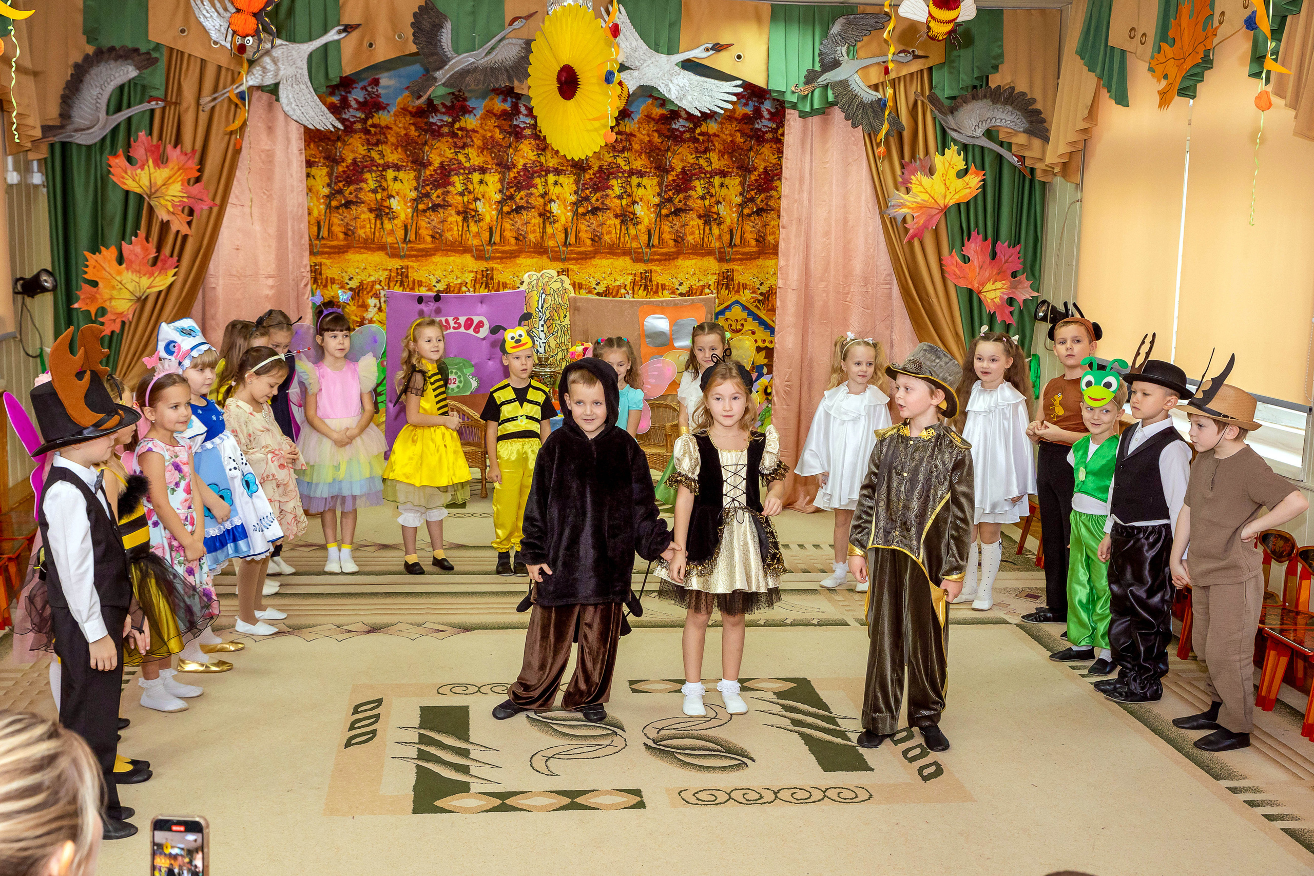 Репортаж осеннего утренника «Муха-Цокотуха». Школьный и детсадовский фотограф Москва. Детский фотограф