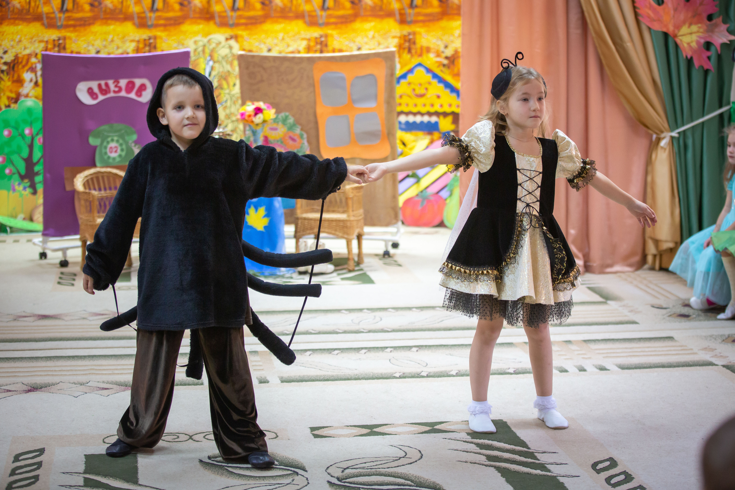 Репортаж осеннего утренника «Муха-Цокотуха». Школьный и детсадовский фотограф Москва. Детский фотограф