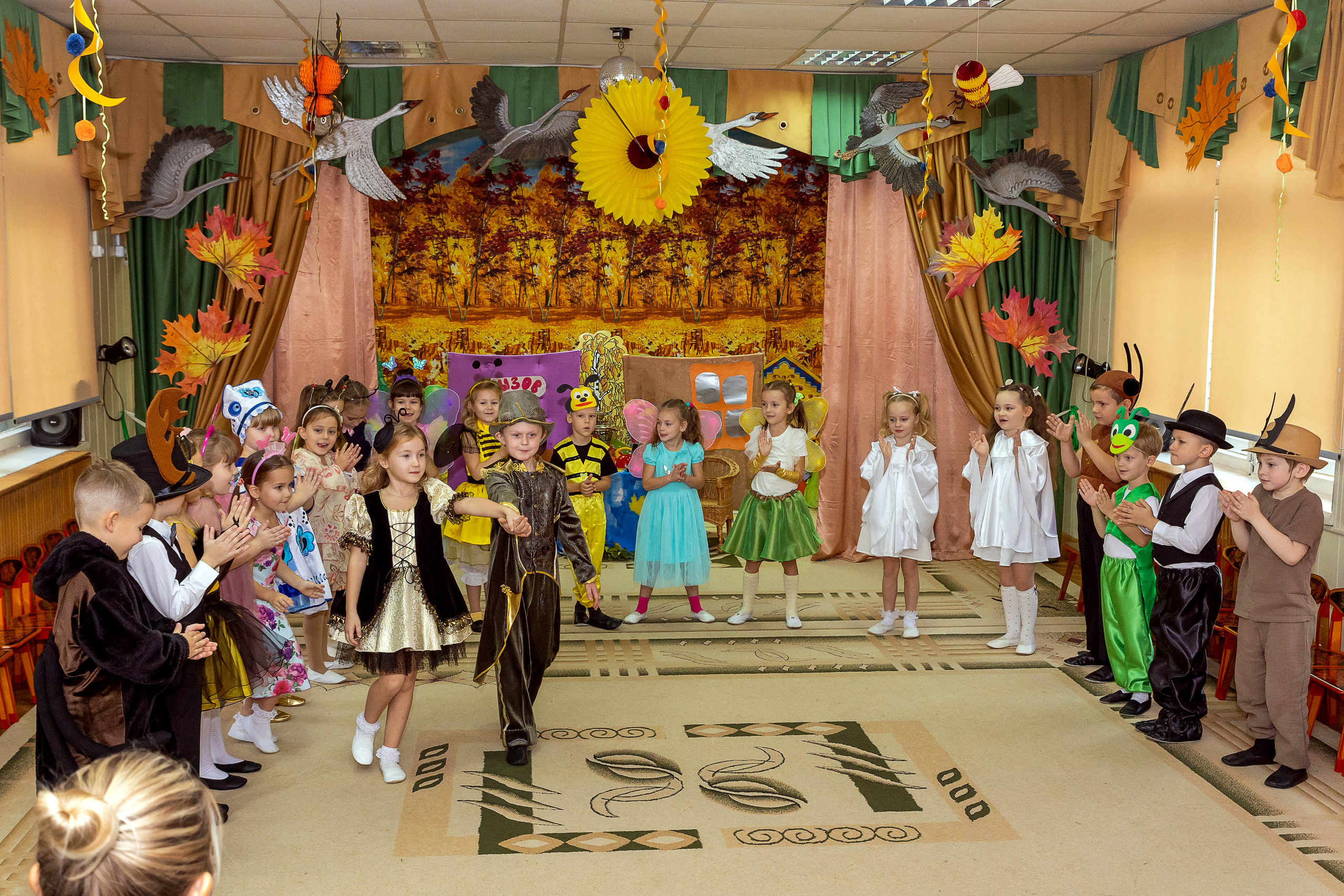 Репортаж осеннего утренника «Муха-Цокотуха». Школьный и детсадовский фотограф Москва. Детский фотограф