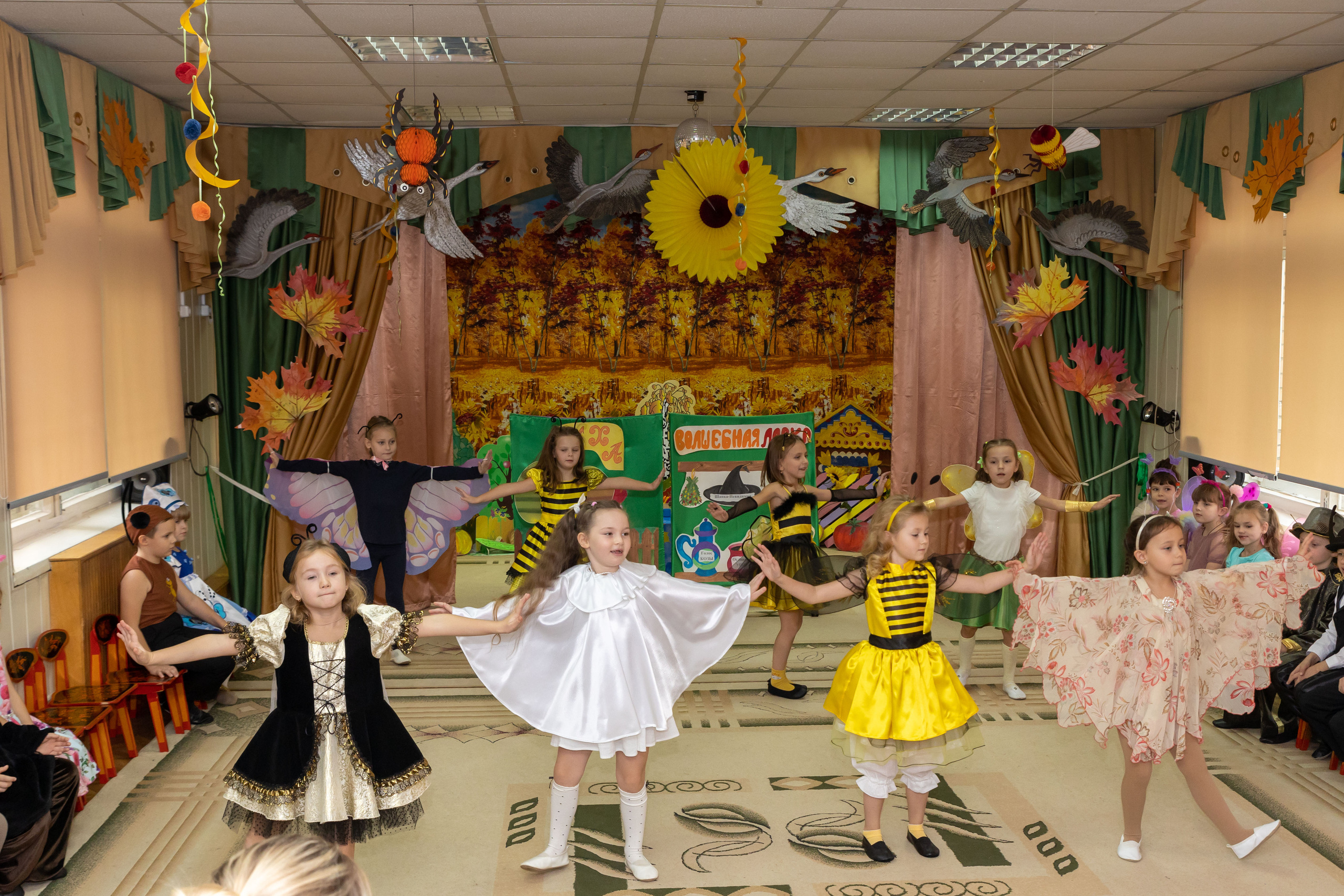 Репортаж осеннего утренника «Муха-Цокотуха». Школьный и детсадовский фотограф Москва. Детский фотограф