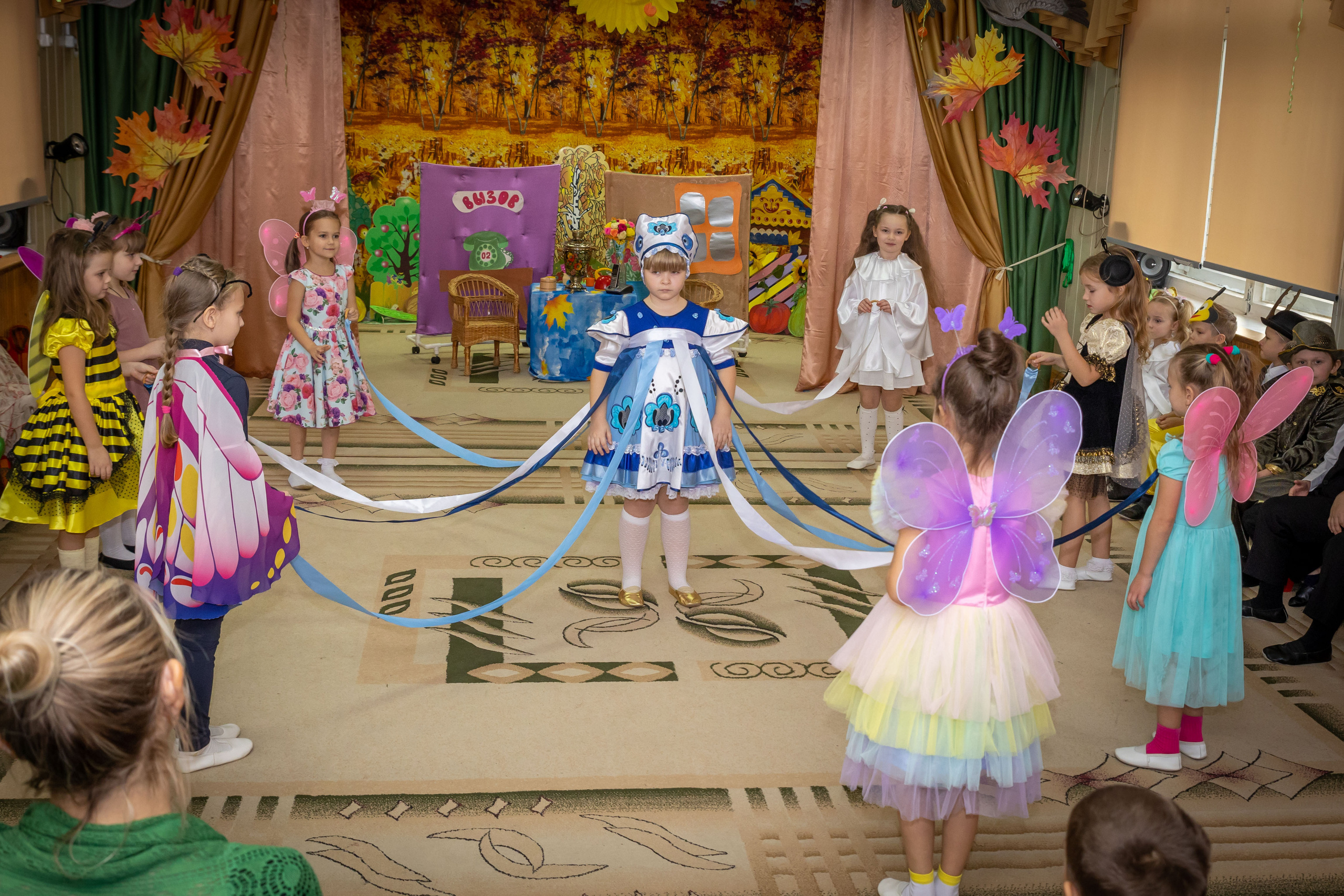 Репортаж осеннего утренника «Муха-Цокотуха». Школьный и детсадовский фотограф Москва. Детский фотограф