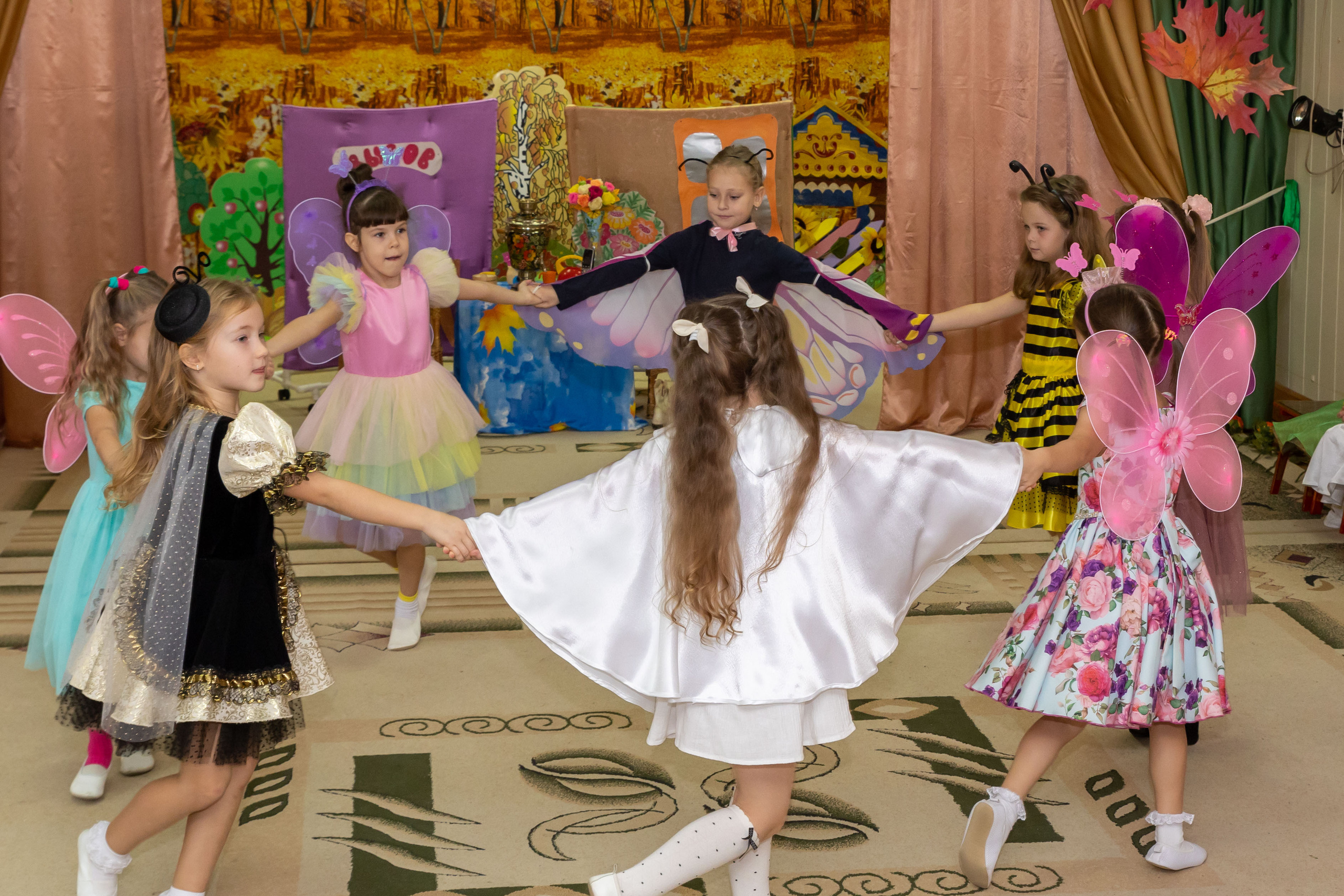 Репортаж осеннего утренника «Муха-Цокотуха». Школьный и детсадовский фотограф Москва. Детский фотограф